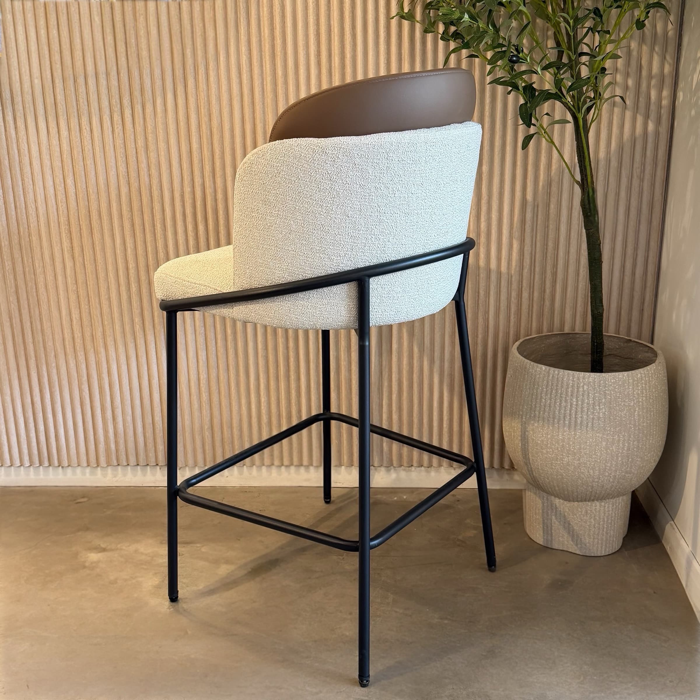 כיסא בר מעוצב איתי אריג שמנת גב כאמל דגם מנדי - 5 אחרונים!