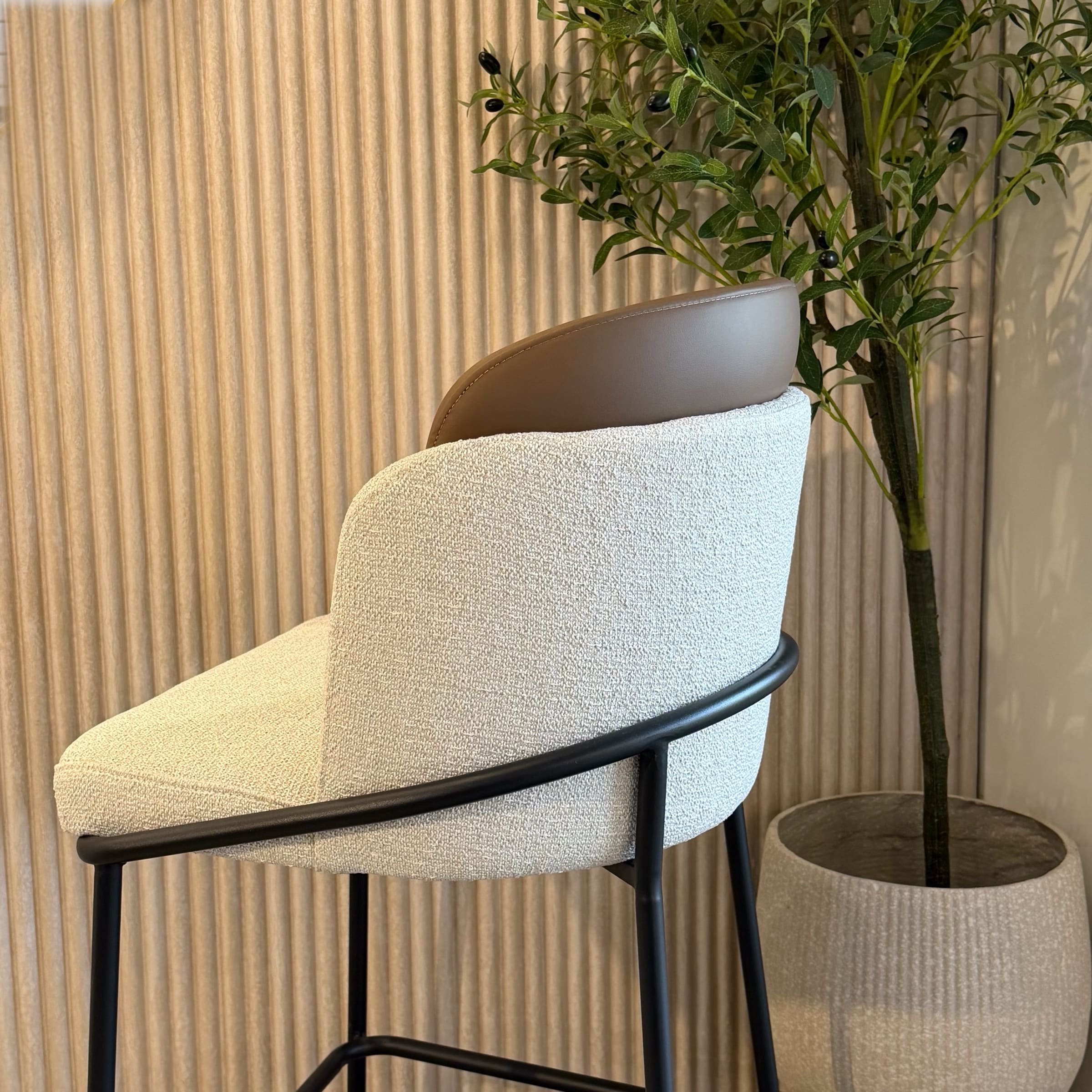 כיסא בר מעוצב איתי אריג שמנת גב כאמל דגם מנדי - 5 אחרונים!