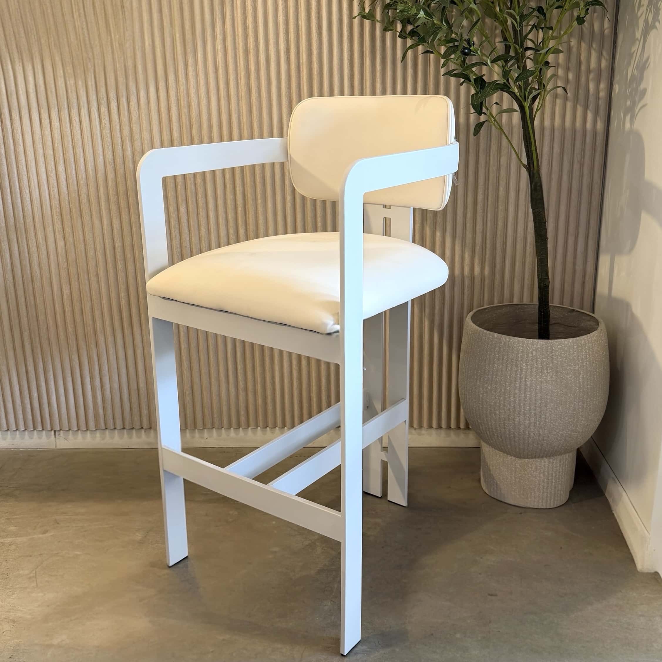 כסא בר מנדי מעוצב יוקרתי רגל שמנת דמוי עור שמנת דגם סופיטל