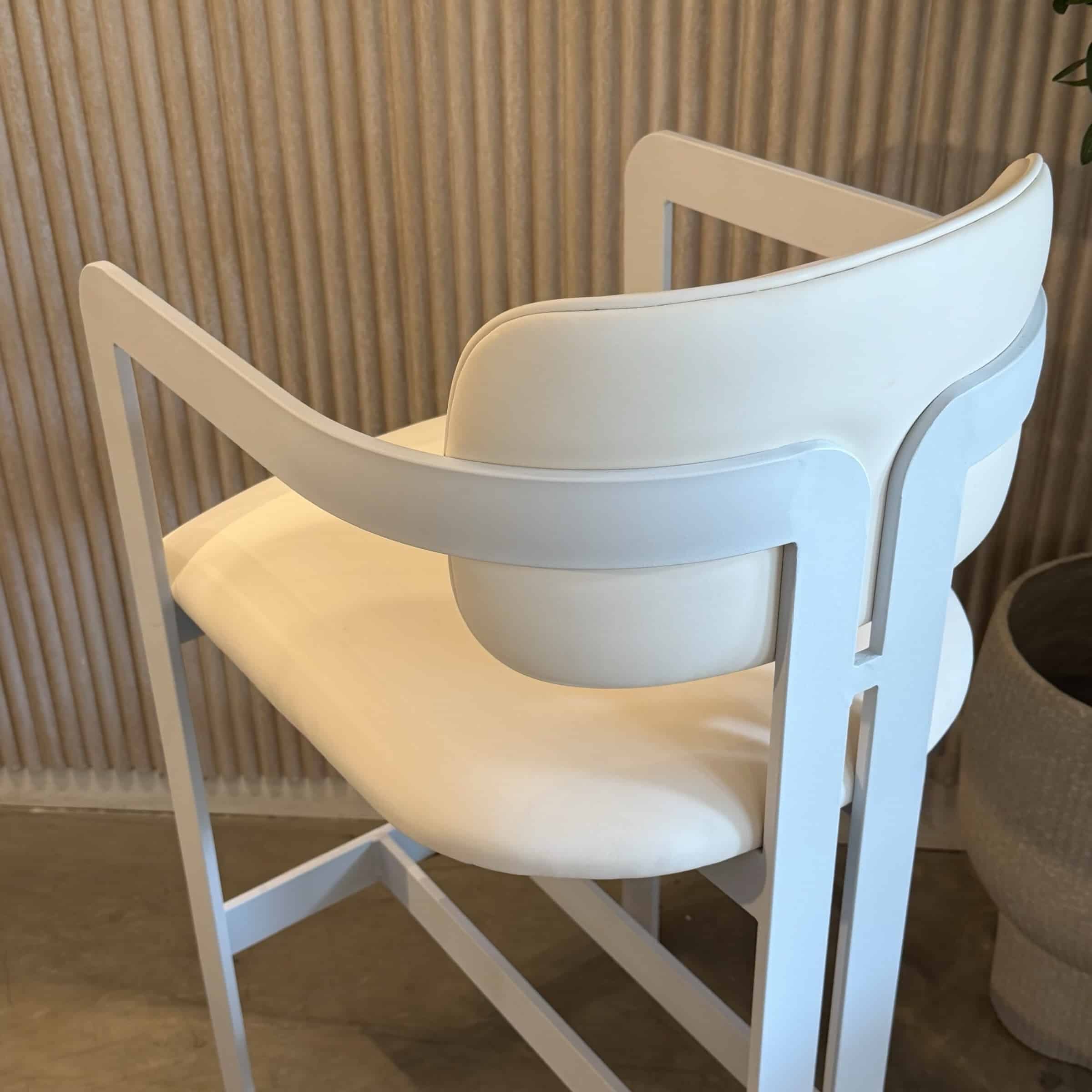 כסא בר מנדי מעוצב יוקרתי רגל שמנת דמוי עור שמנת דגם סופיטל