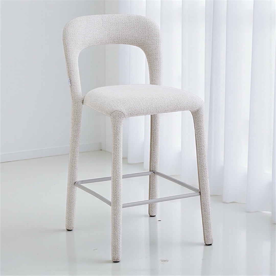 כסא בר מעוצב מרופד באריג שמנת ״מניפיק״ דגם ריטה - PRESALE! (אספקה 1.26)