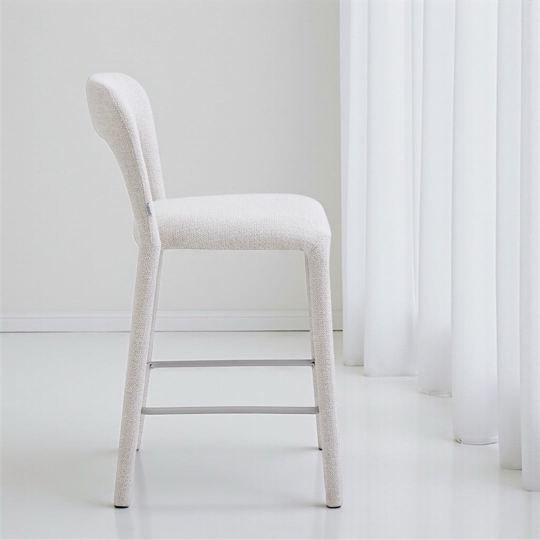 כסא בר מעוצב מרופד באריג שמנת ״מניפיק״ דגם ריטה - PRESALE! (אספקה 1.26)