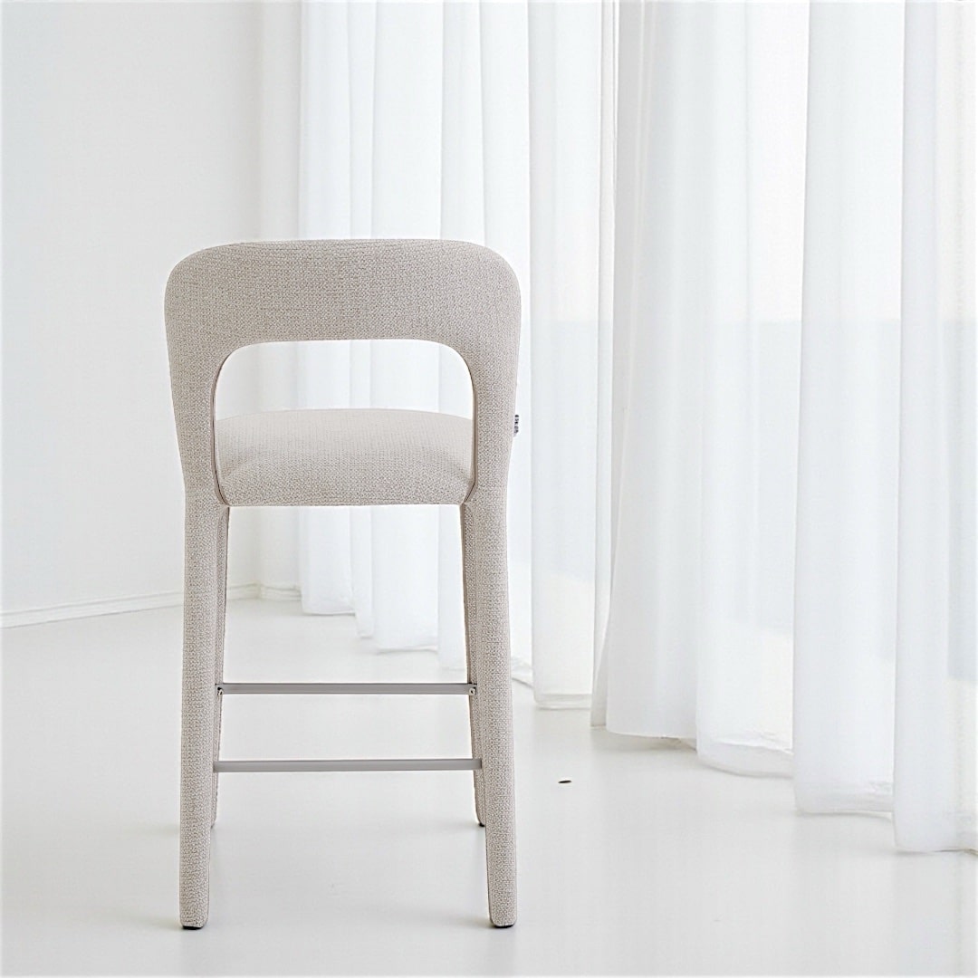 כסא בר מעוצב מרופד באריג שמנת ״מניפיק״ דגם ריטה - PRESALE! (אספקה 1.26)