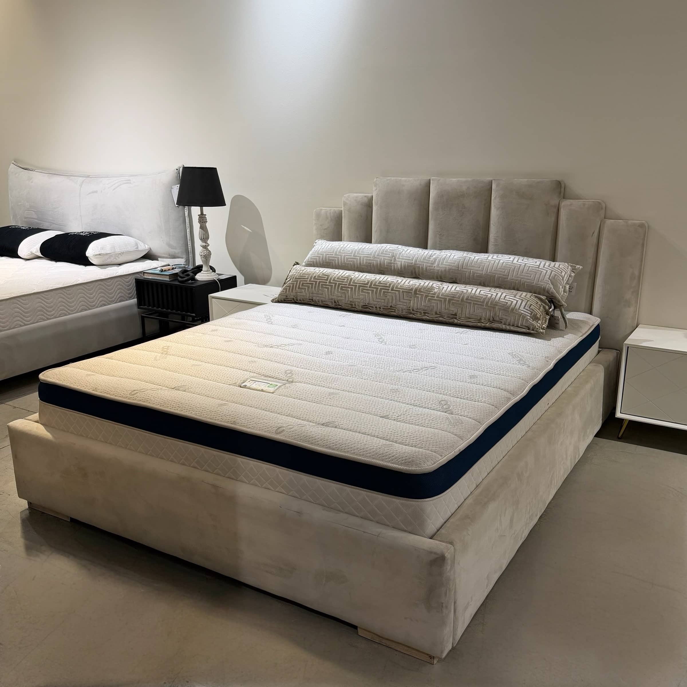 מיטה דגם פרינסס 160/200 קטיפה שמנת | חיסול מלאי פגמים קלים