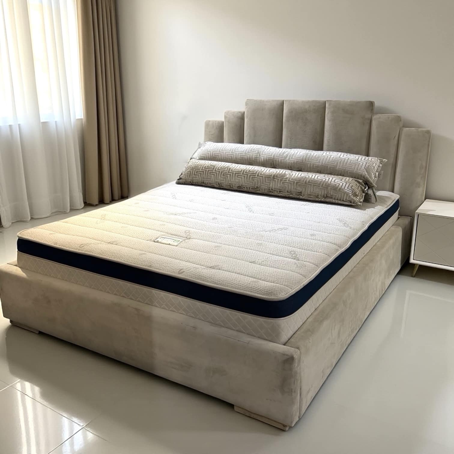 מיטה דגם פרינסס 160/200 קטיפה שמנת | חיסול מלאי פגמים קלים