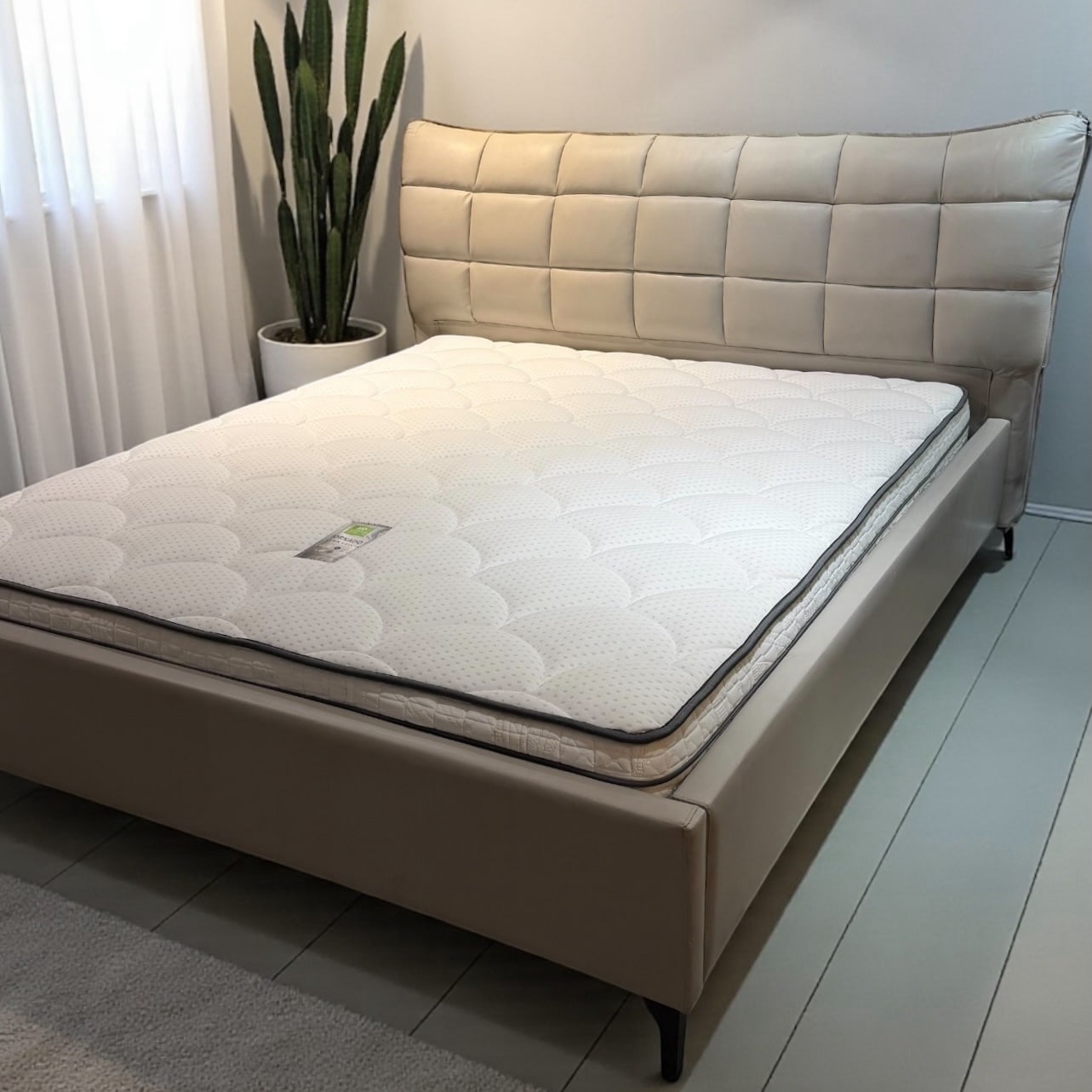 מיטה קוביות עור אפור / בז דגם קימי | 1900₪ חיסול! 160/200