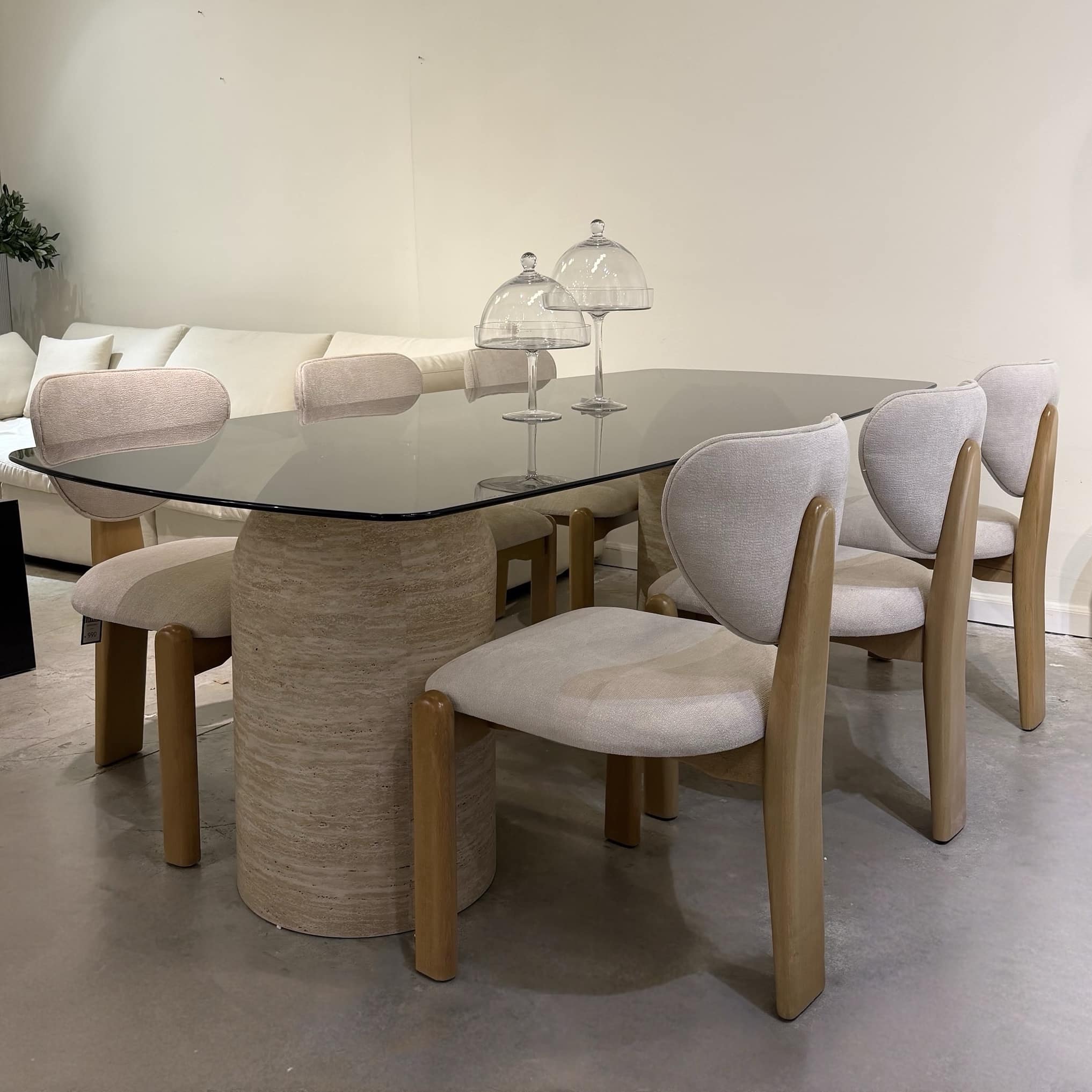 שולחן פינת אוכל טופ מלבני פינות מעוגלות זכוכית כהה רגליים עגולות דמוי טרוורטין דגם לוסי