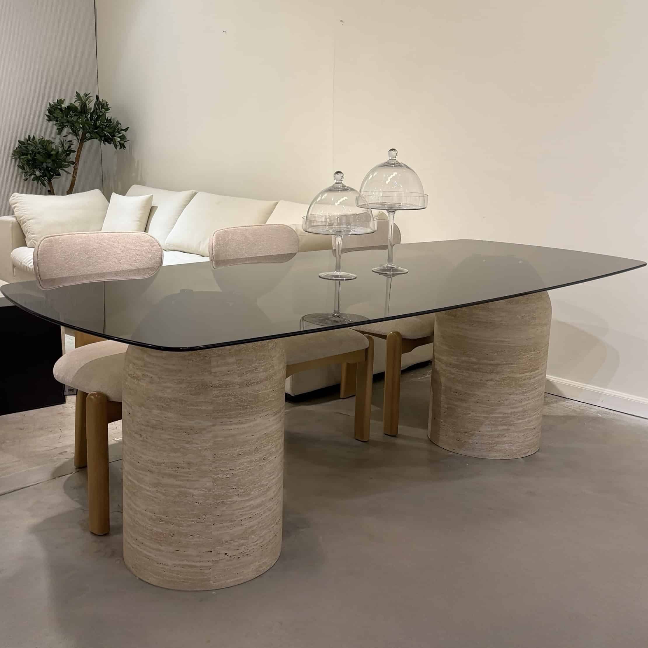 שולחן פינת אוכל טופ מלבני פינות מעוגלות זכוכית כהה רגליים עגולות דמוי טרוורטין דגם לוסי