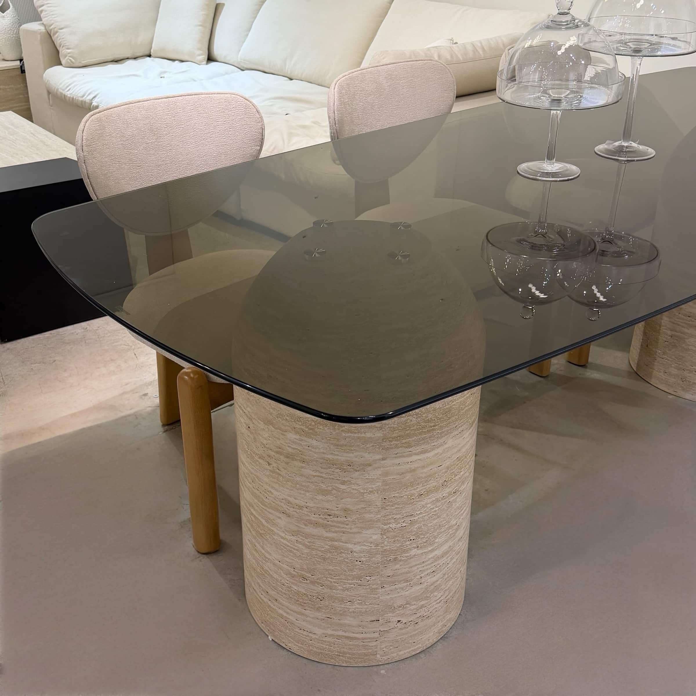 שולחן פינת אוכל טופ מלבני פינות מעוגלות זכוכית כהה רגליים עגולות דמוי טרוורטין דגם לוסי