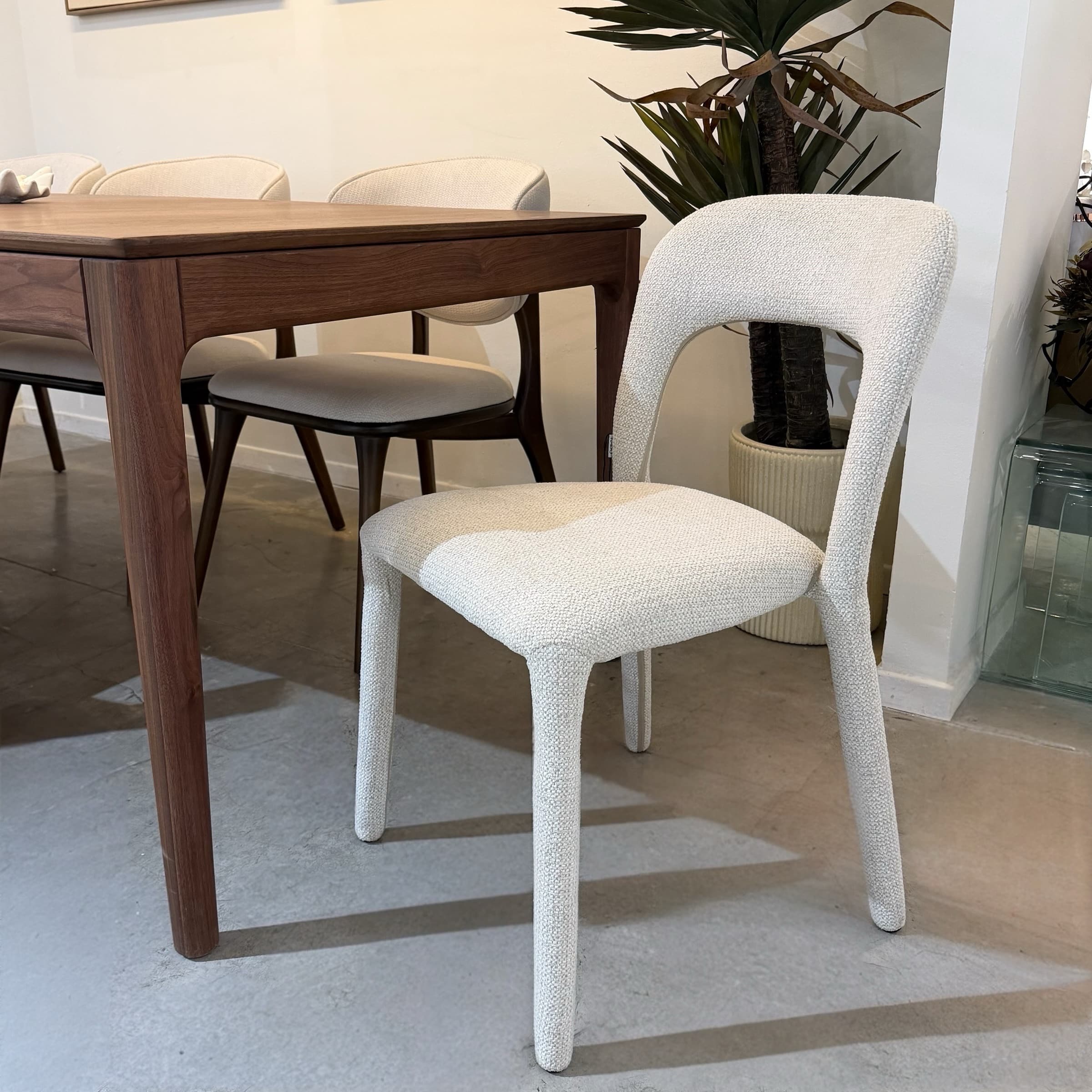 כיסא מודרני מרופד בבד שמנת ״מניפיק״ דגם ריטה