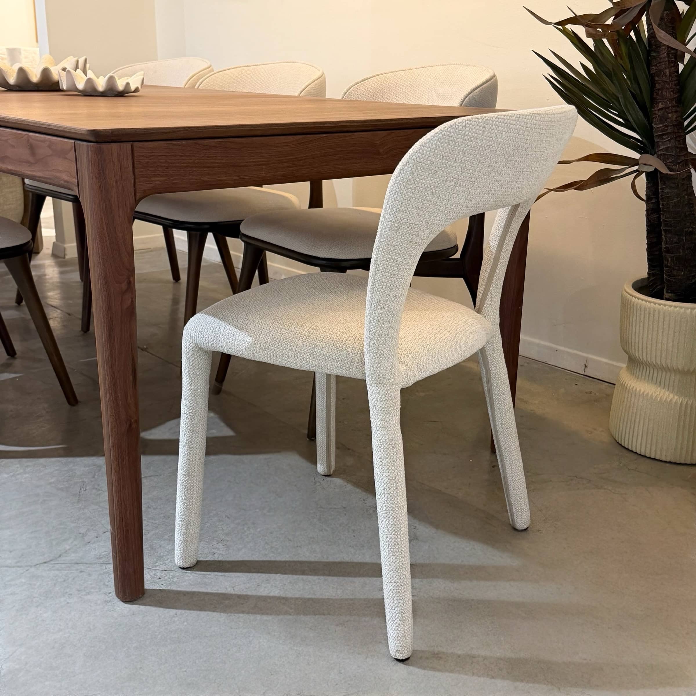 כיסא מודרני מרופד בבד שמנת ״מניפיק״ דגם ריטה