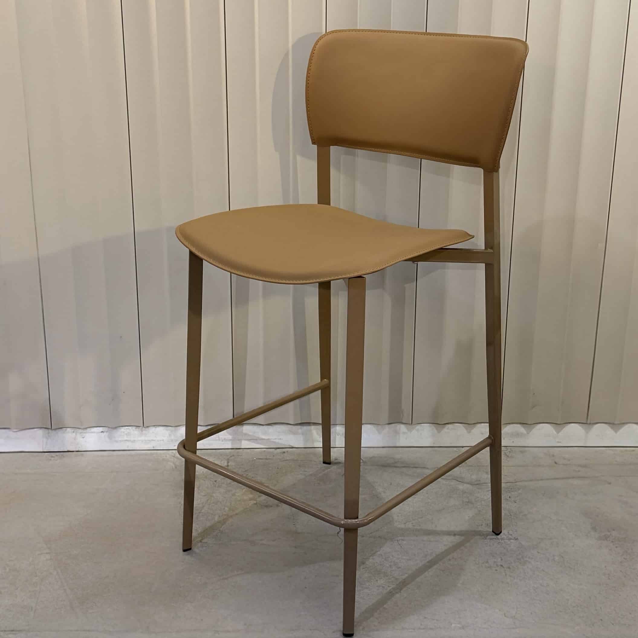 כיסא בר דמוי עור מינימליסטי חום כאמל דגם לין!!