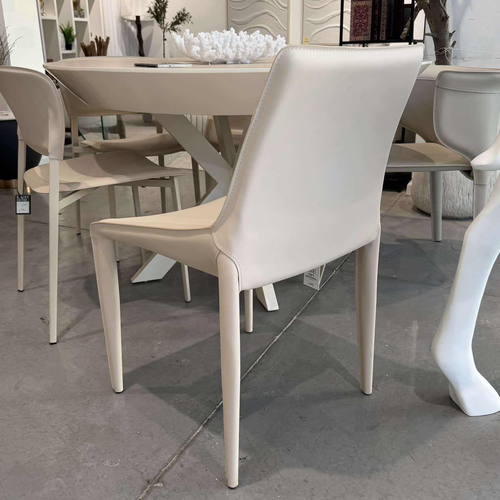 כיסא מעוצב דגם ליאנה דמוי עור אבן בז כיסא מעוצב דגם ליאנה דמוי עור אבן בז