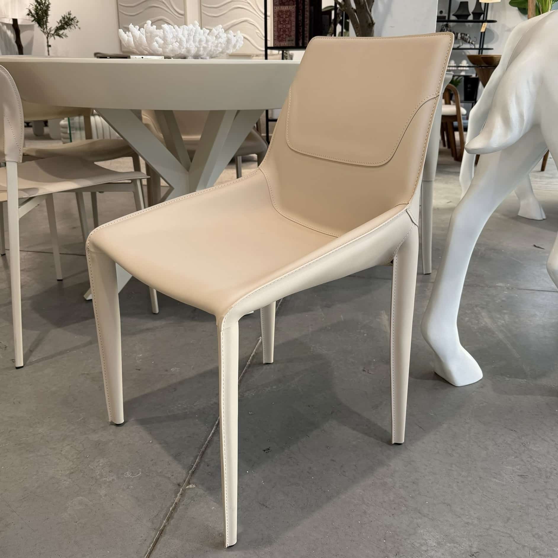 כיסא מעוצב דגם ליאנה דמוי עור אבן בז כיסא מעוצב דגם ליאנה דמוי עור אבן בז