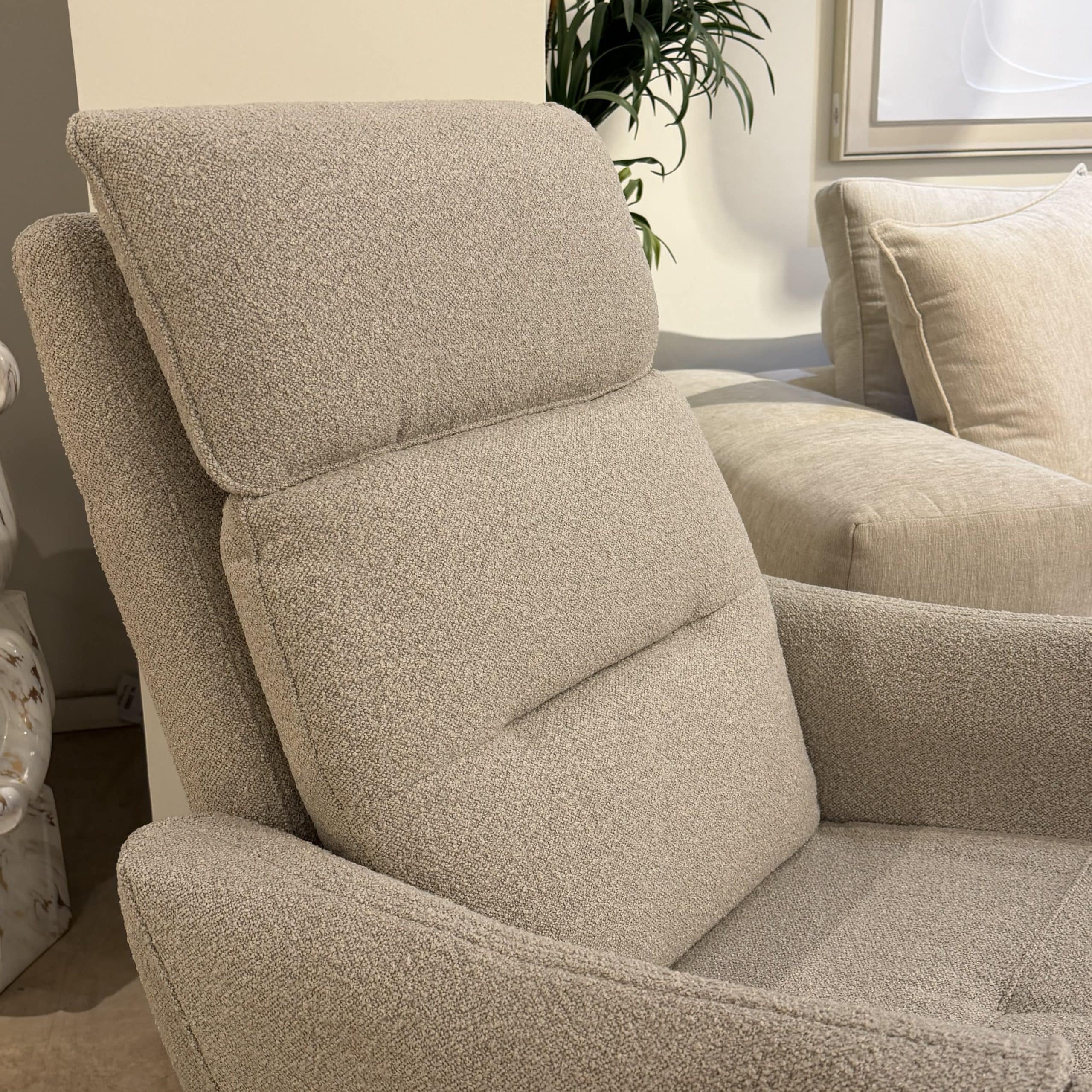 כורסא ריקליינר חשמלי 304 בוקלה שמנת דגם בלי