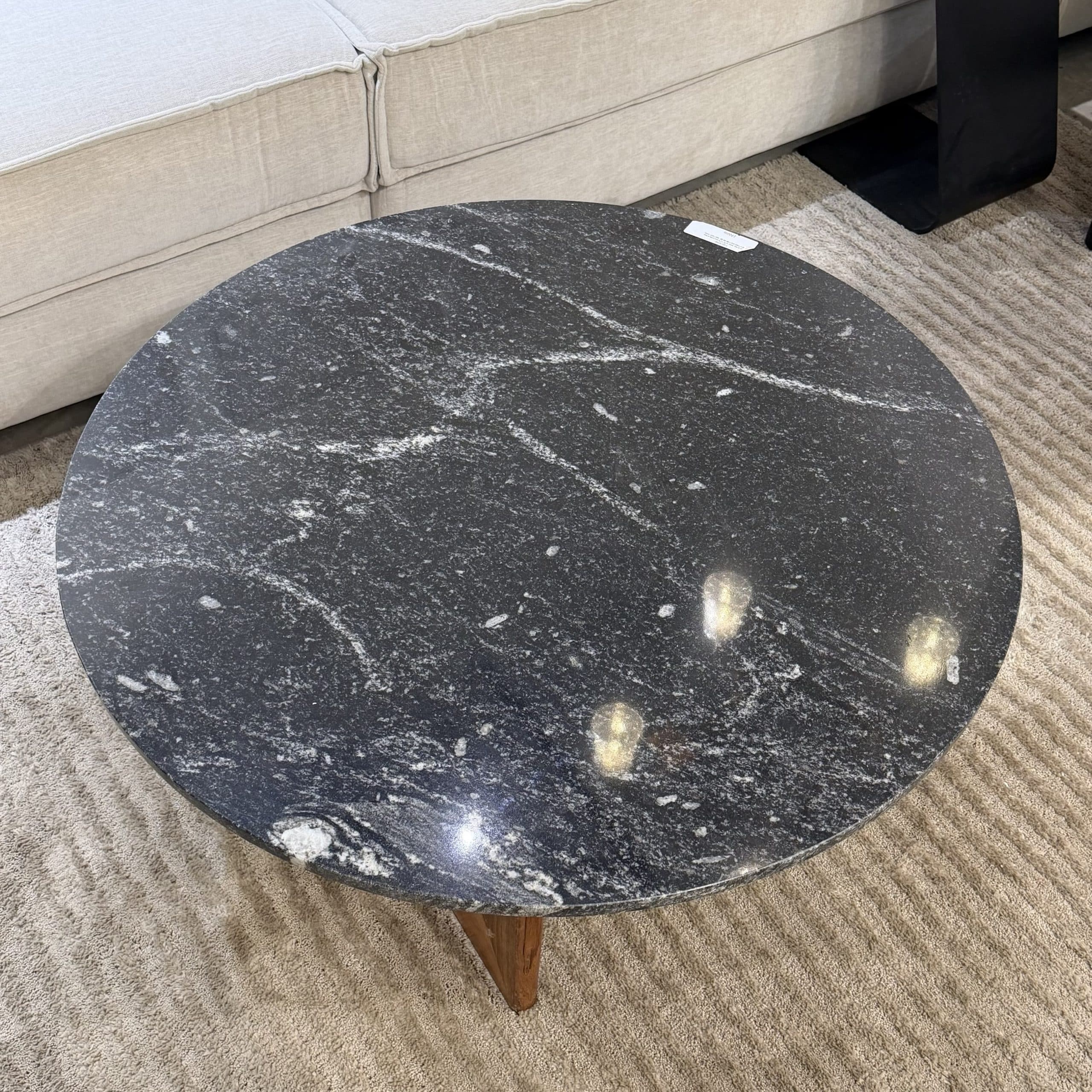 שולחן סלון מעוצב גדול לינה שיש שחור בסיס עץ - חיסול אחרונים ממלאי!