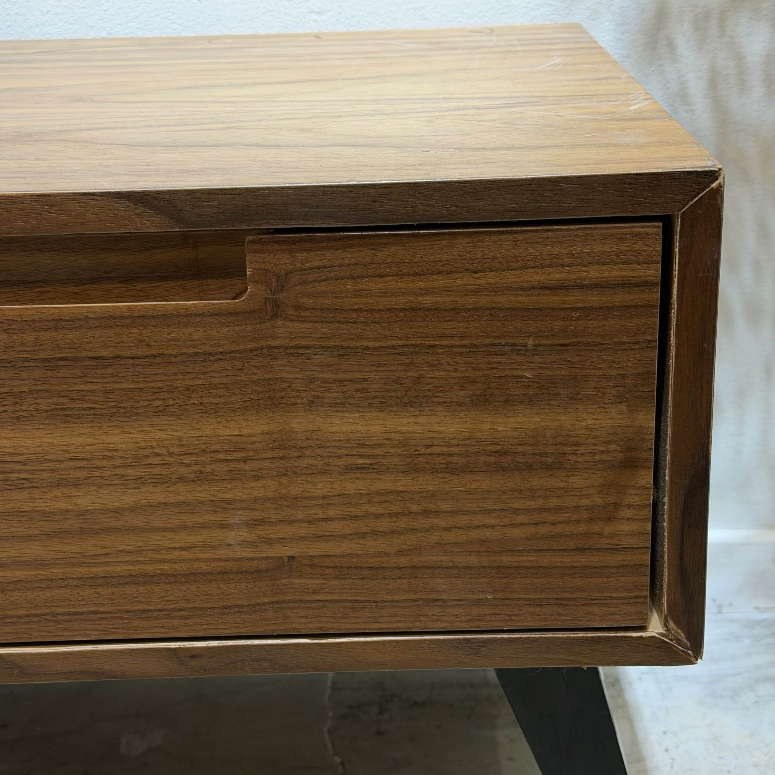 שידת צד מגירה אגוז רגל שחורה - חיסול אחרונה מתצוגה! פגמים קלים