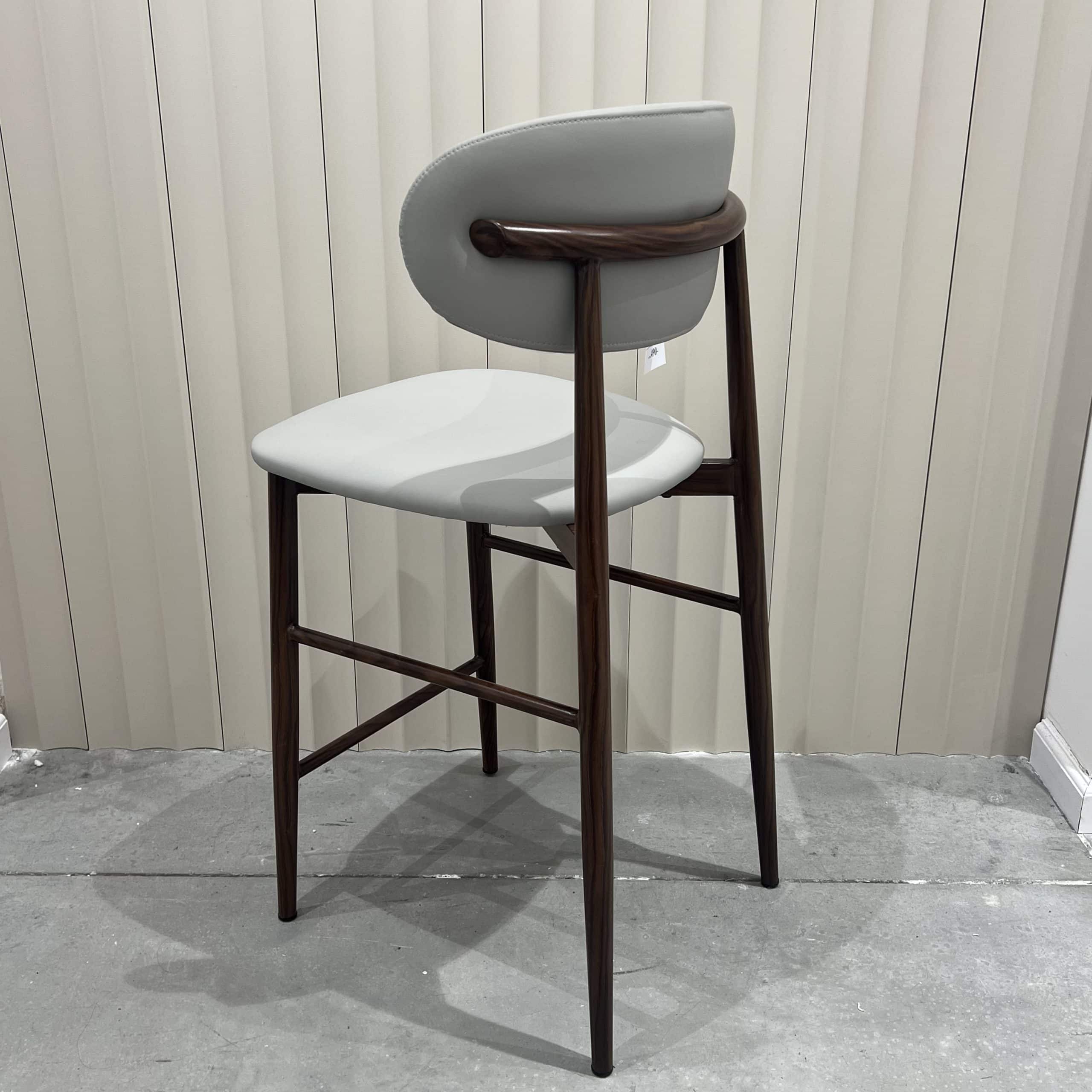 כיסא בר רינו דמוי עור גרז' בטון רגל מתכת גוון אגוז דגם לוסי