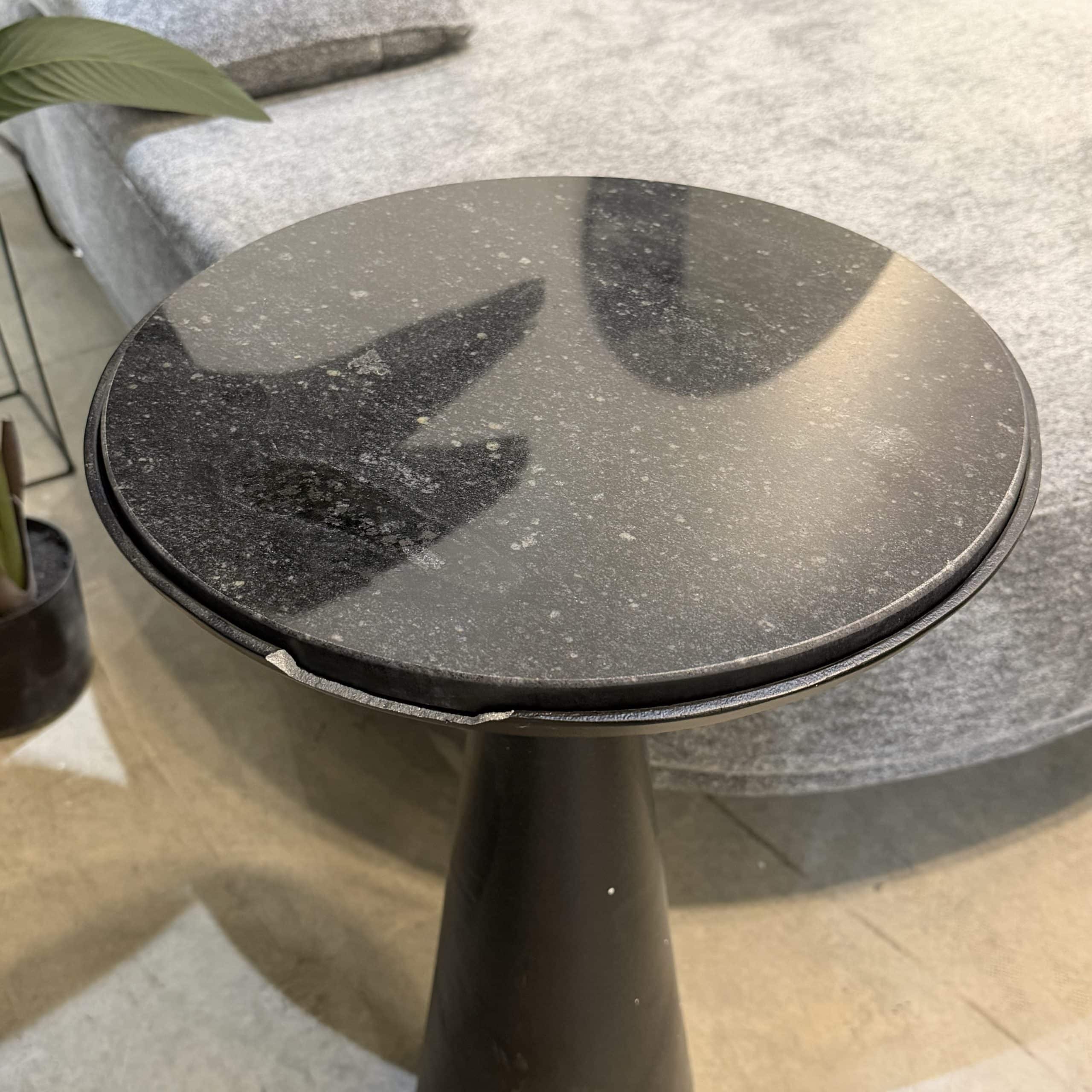 שולחן צד מעוצב עגול משטח שיש שחור בסיס מתכת שחור - חיסול אחרון מתצוגה!