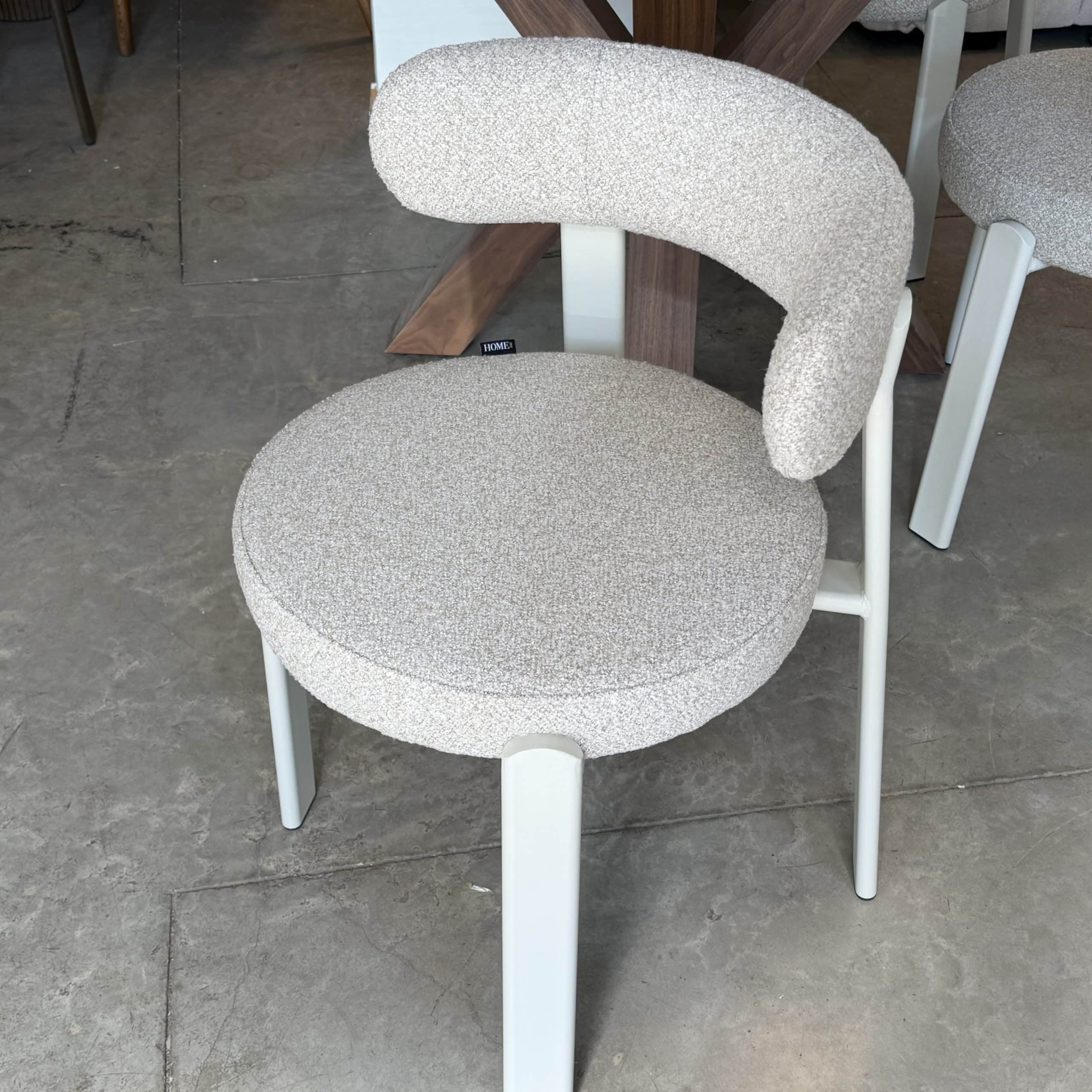 כיסא יוקרתי סטפאן אריג בז רגל מתכת שמנת דגם קליי