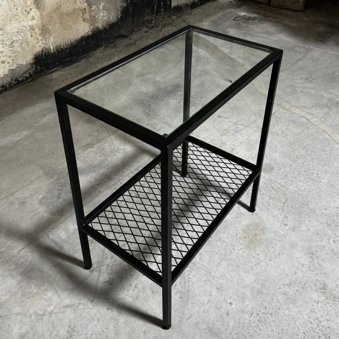 שולחן צד ברזל שחור בשילוב רשת וזכוכית - חיסול מעודפים!