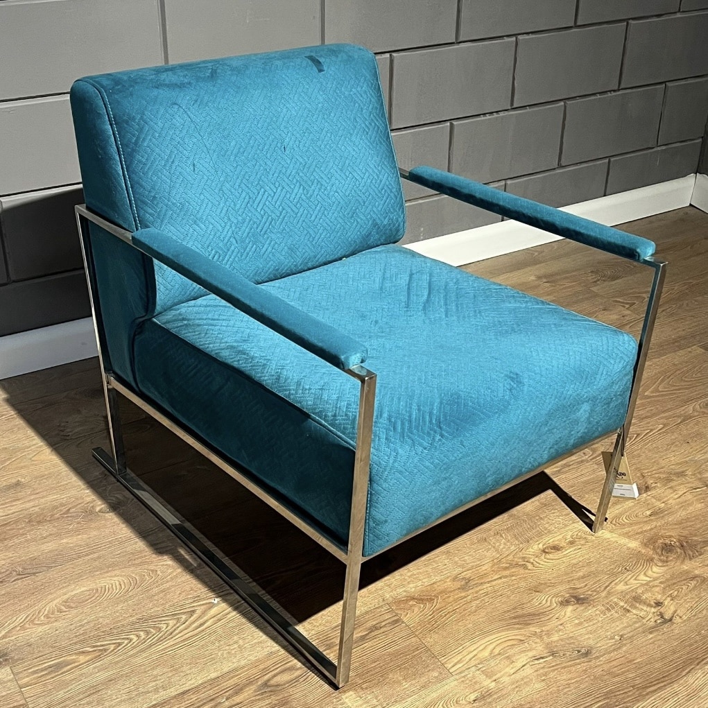 כורסא מעוצבת דגם רום כחול עמוק רגל ניקל - חיסול מתצוגה! כורסא מעוצבת דגם רום כחול עמוק רגל ניקל - חיסול מתצוגה!