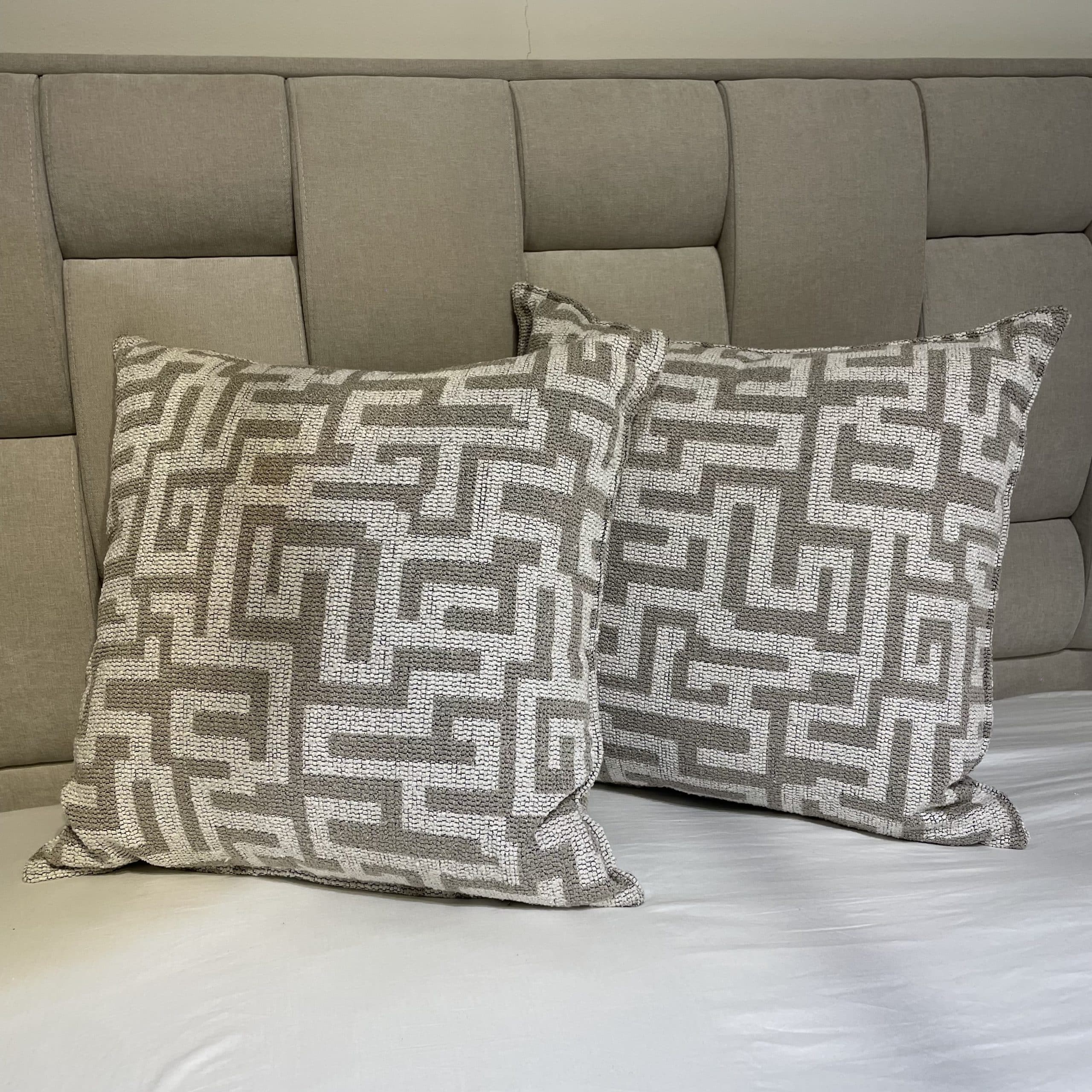 כרית נוי מעוצבת דגם מרובעים 55/55 ס״מ - 2 אחרונות!