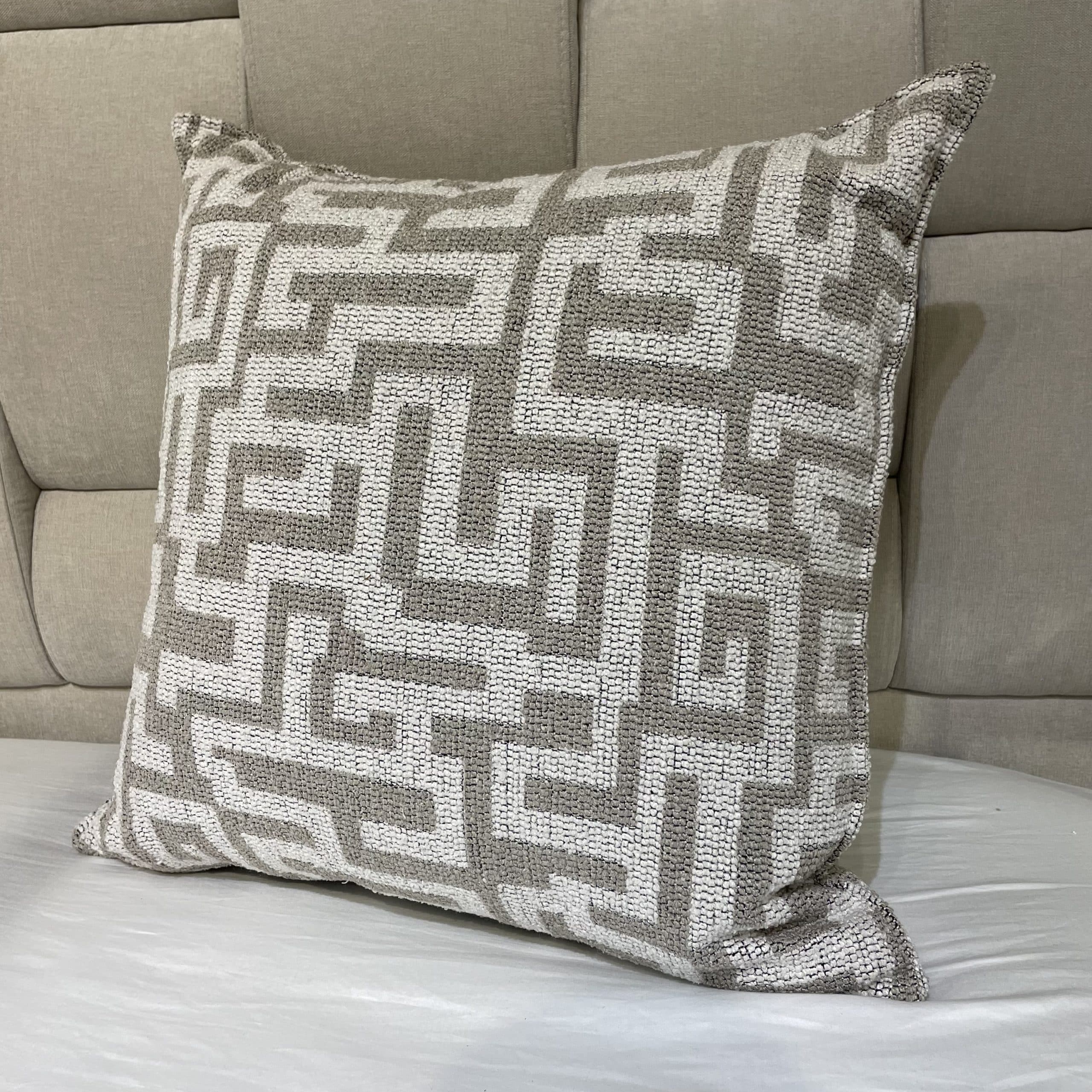 כרית נוי מעוצבת דגם מרובעים 55/55 ס״מ - 2 אחרונות!