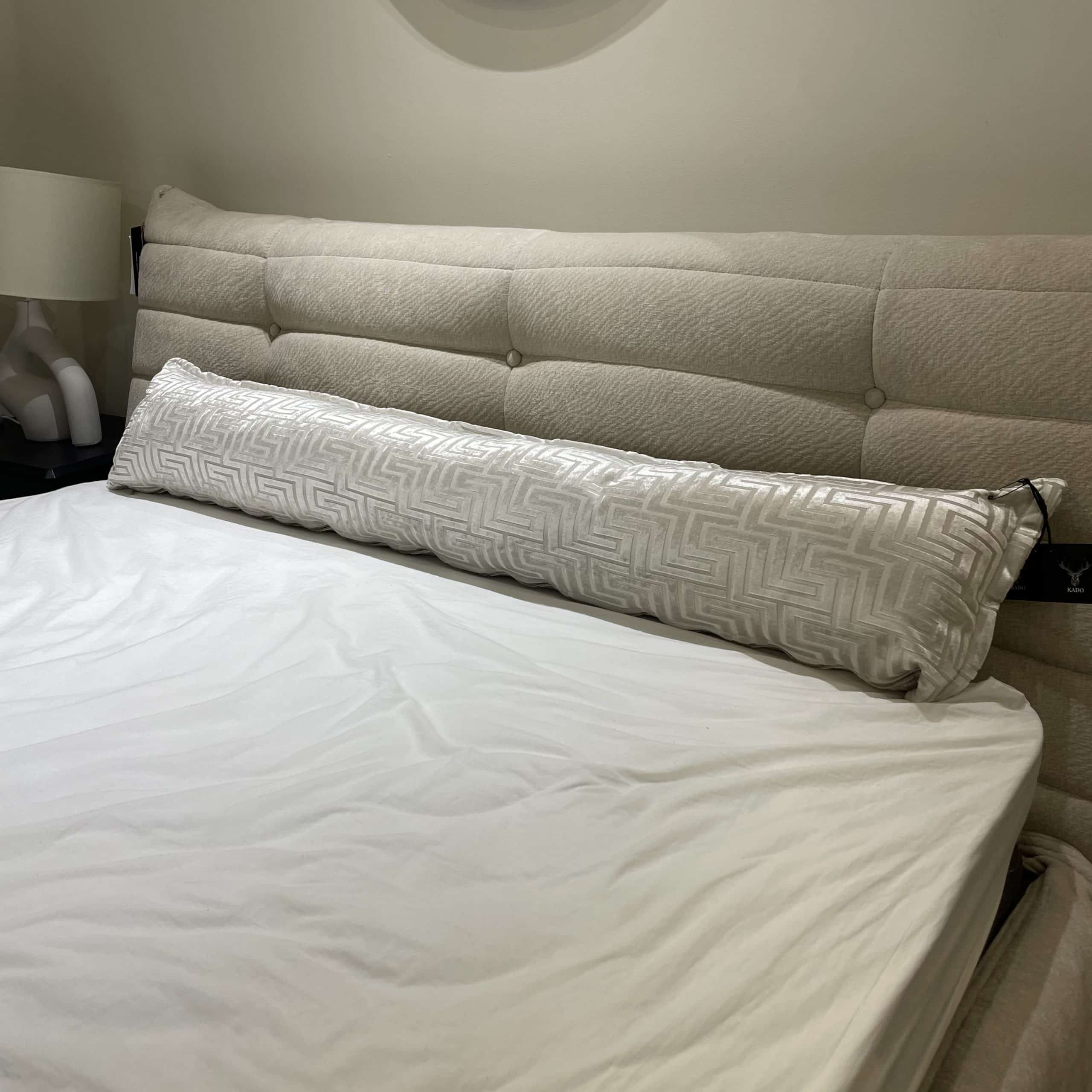 כרית מעוצבת דגם פנדי גוון שמנת בהיר - אחרונה במלאי!