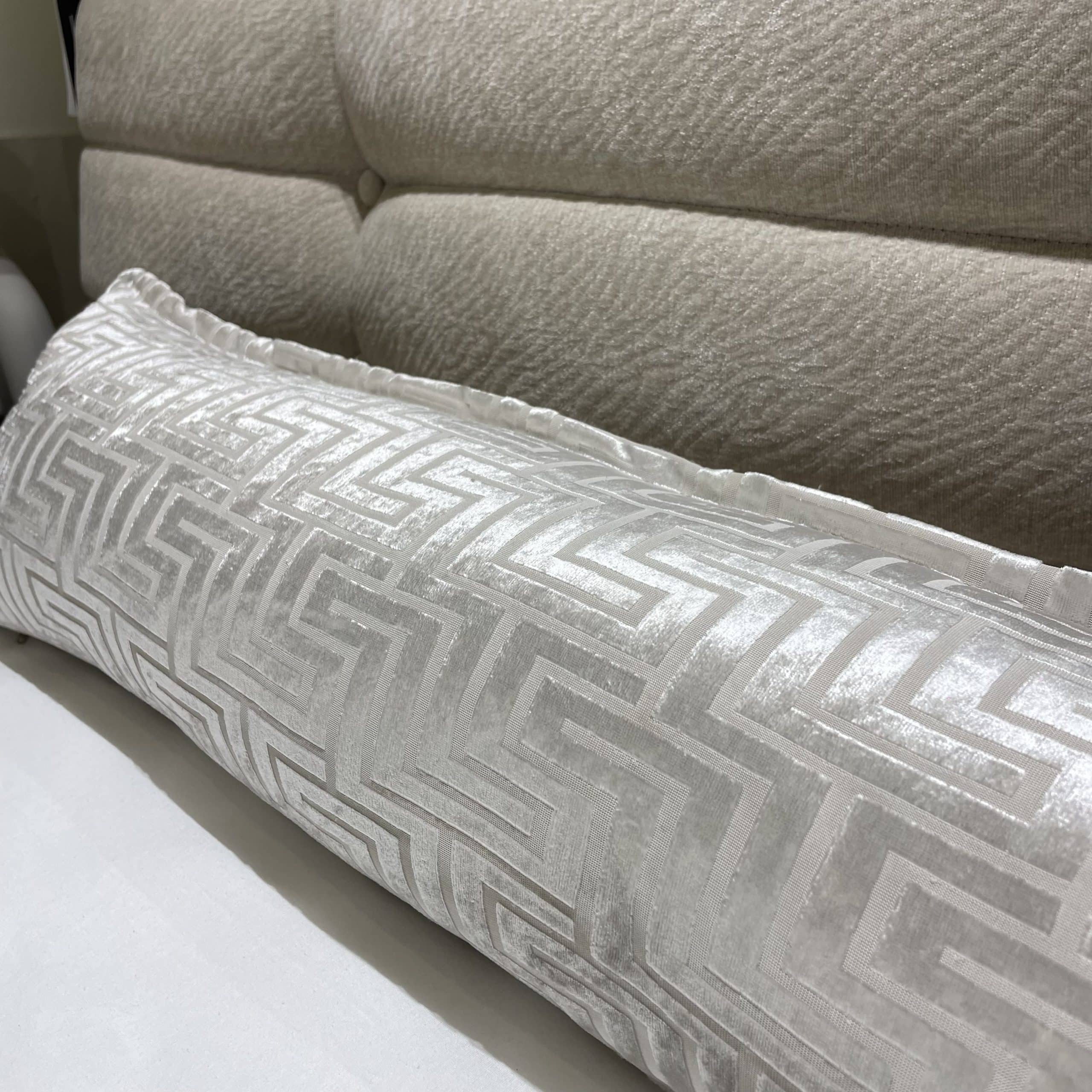 כרית מעוצבת דגם פנדי גוון שמנת בהיר - אחרונה במלאי!