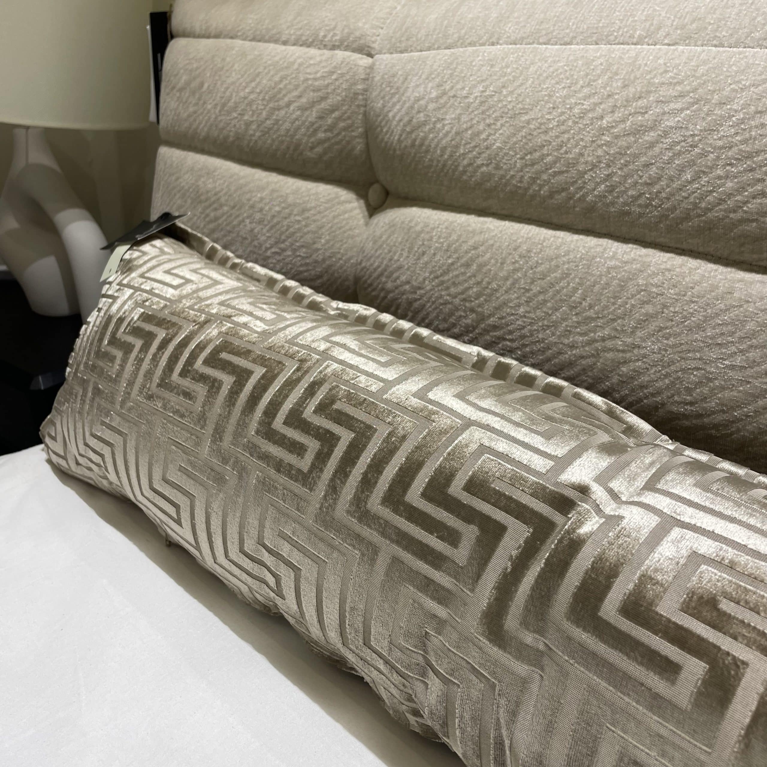 כרית יוקרתית דגם פנדי חום מבריק - אחרונה במלאי!