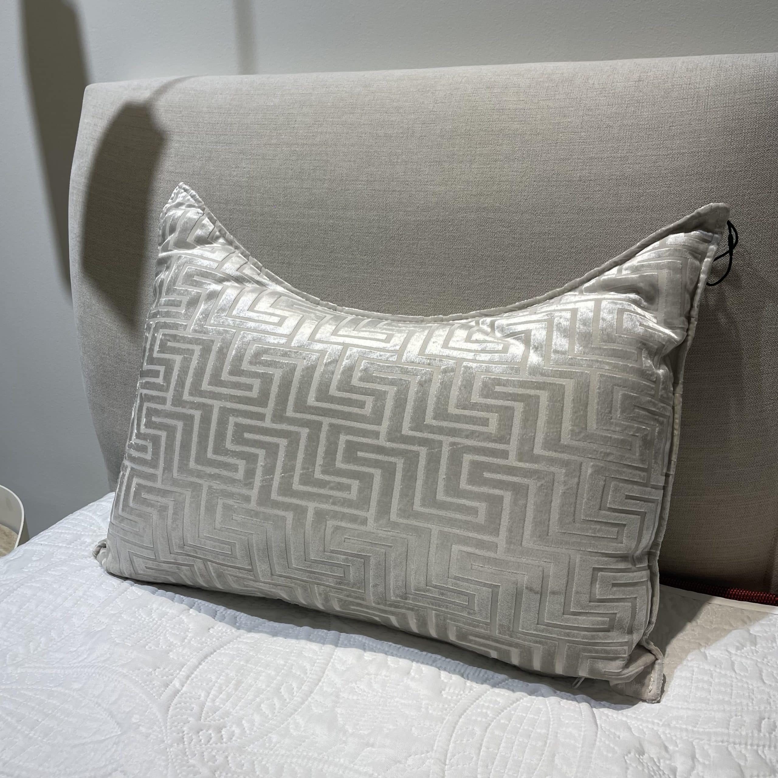 כרית מעוצבת שמנת מבריק פנדי 02 60/45 - אחרונה!