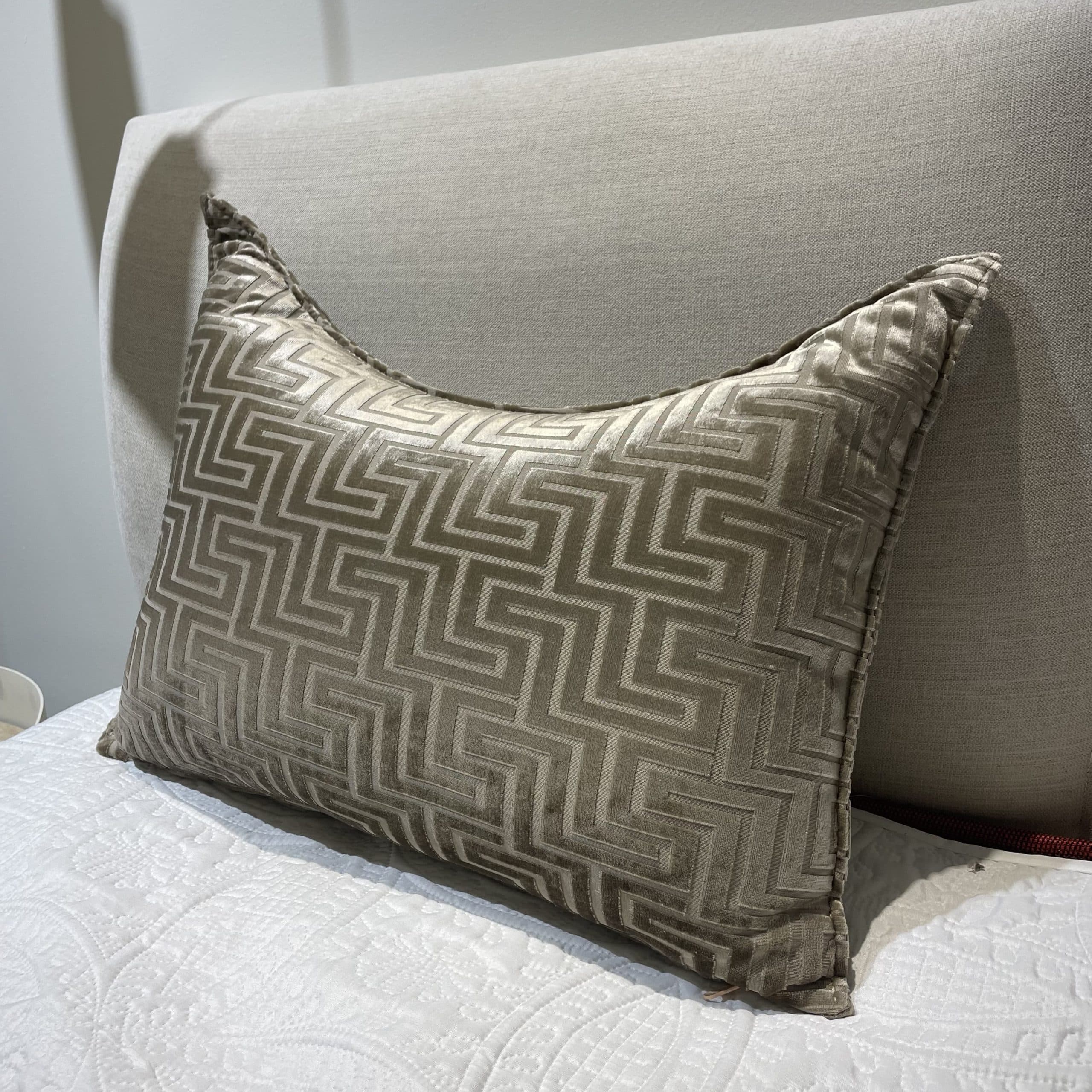 כרית נוי מעוצבת פנדי 02 חום מבריק 60/45 - אחרונה!