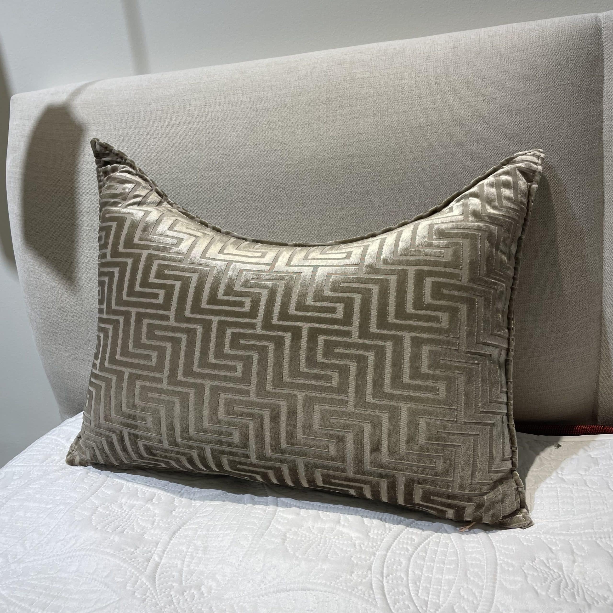 כרית נוי מעוצבת פנדי 02 חום מבריק 60/45 - אחרונה!