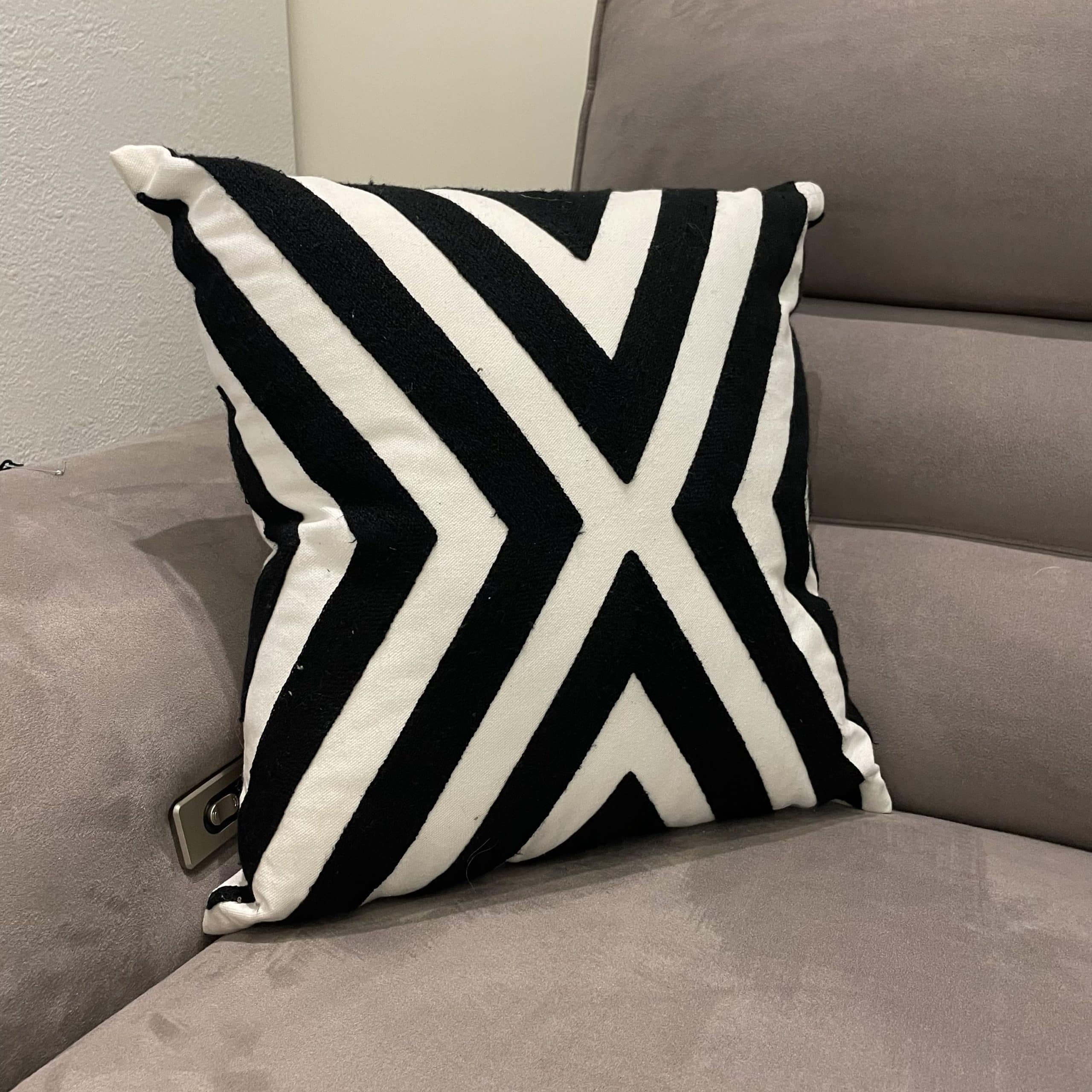 כרית נוי מרובעת 45/45 פסים שחור לבן - אחרונה במלאי!