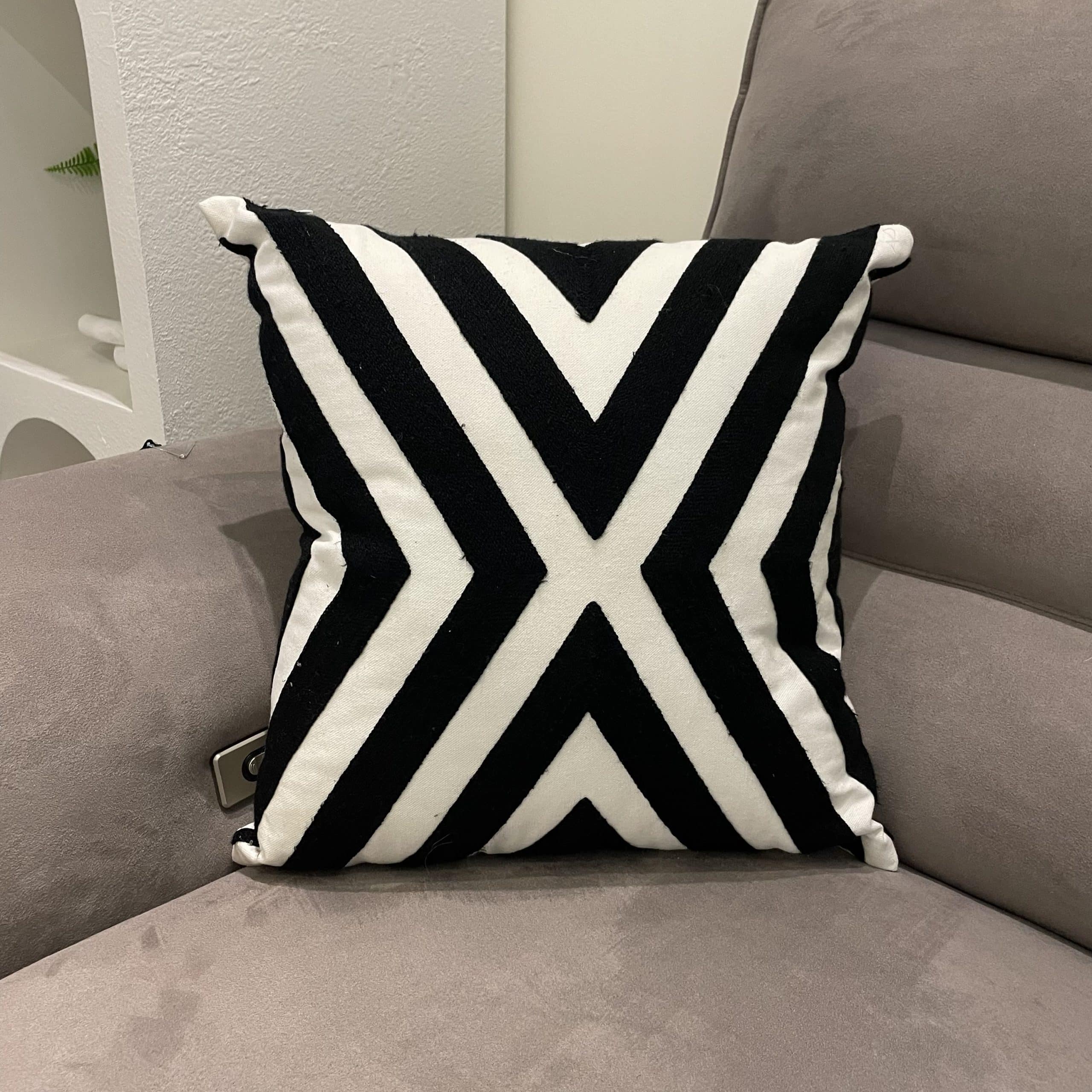 כרית נוי מרובעת 45/45 פסים שחור לבן - אחרונה במלאי!