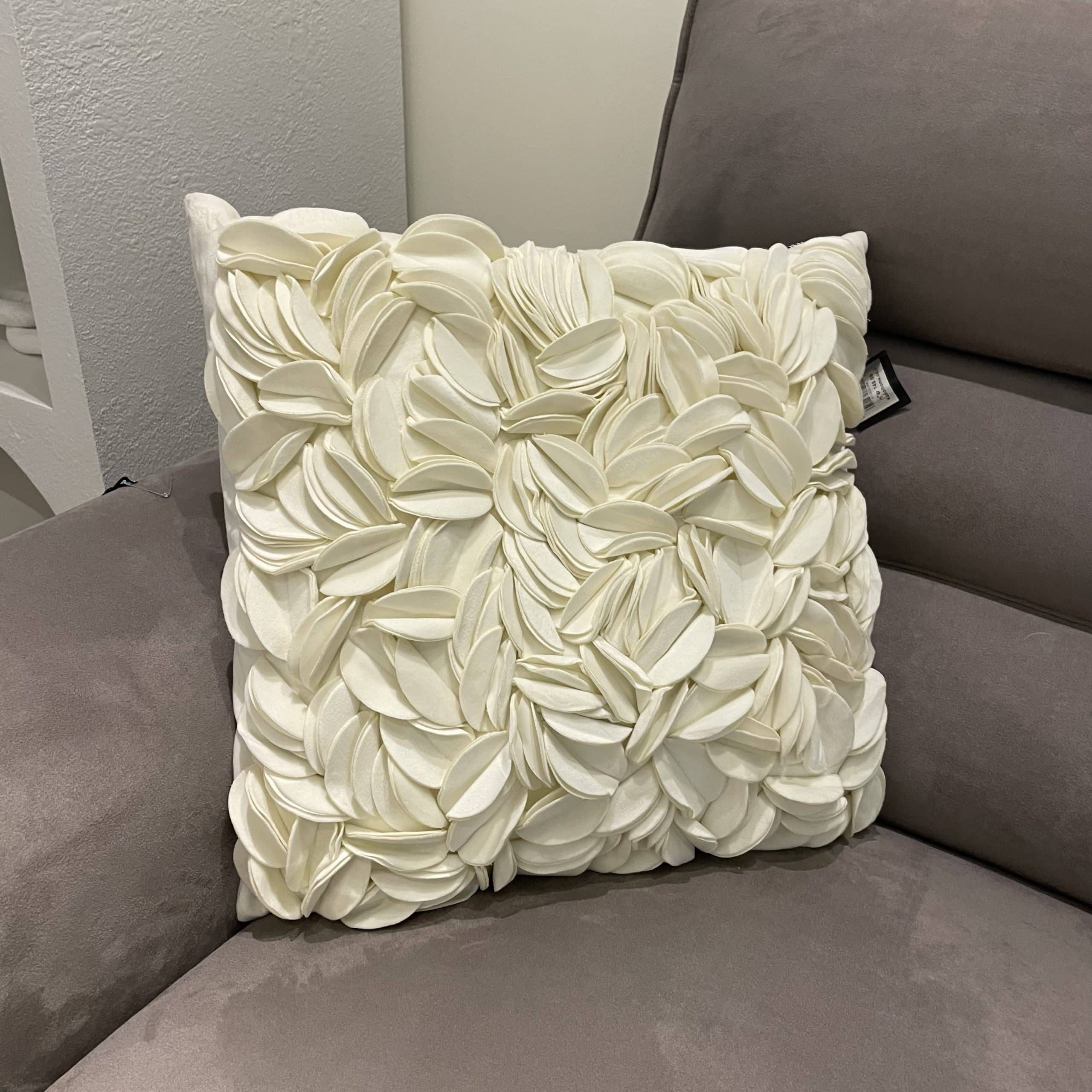 כרית מרובעת פרחים שמנת דגם איקו 44/44 ס״מ