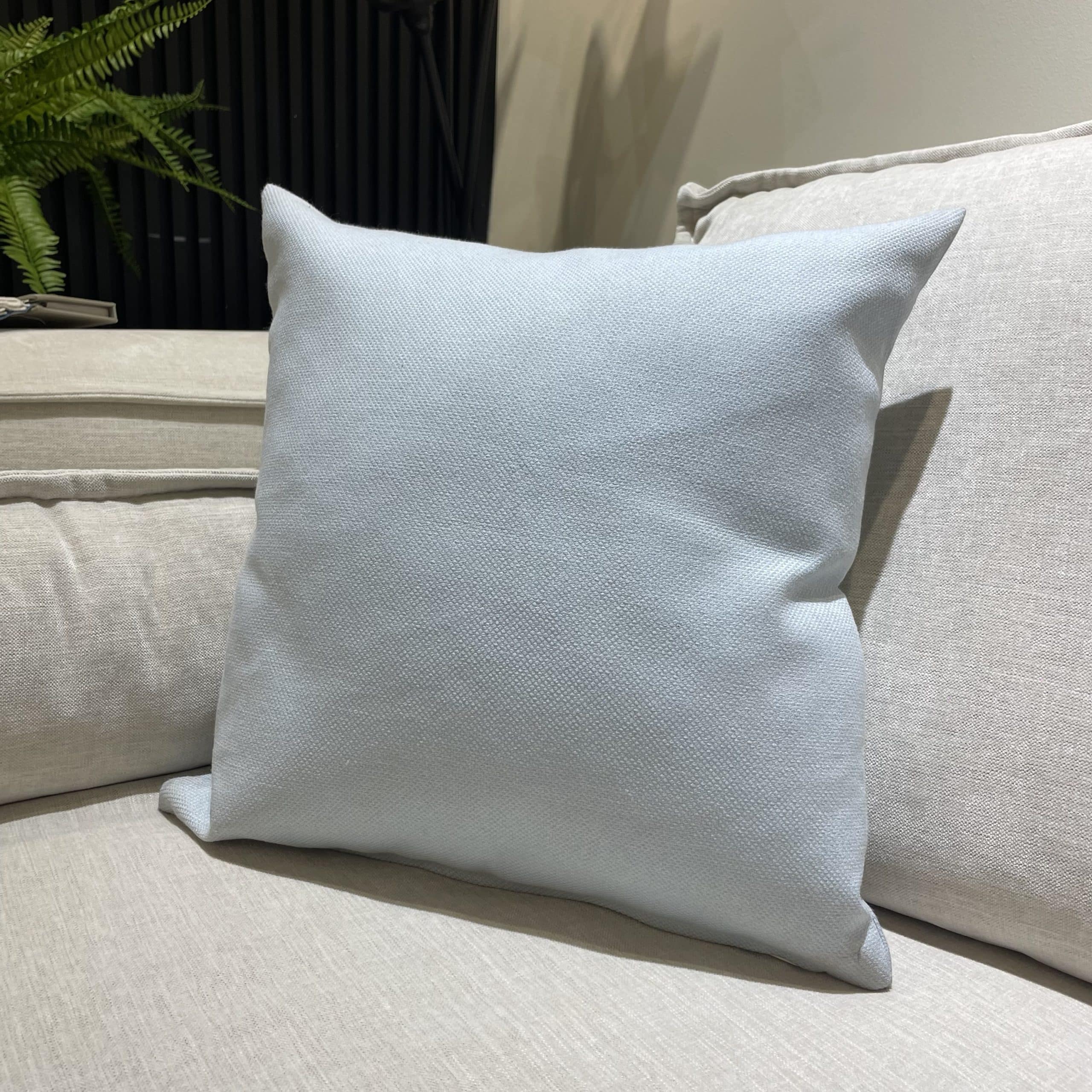 כרית תכלת בהיר דגם ים 40/40 ס״מ - אחרונה !