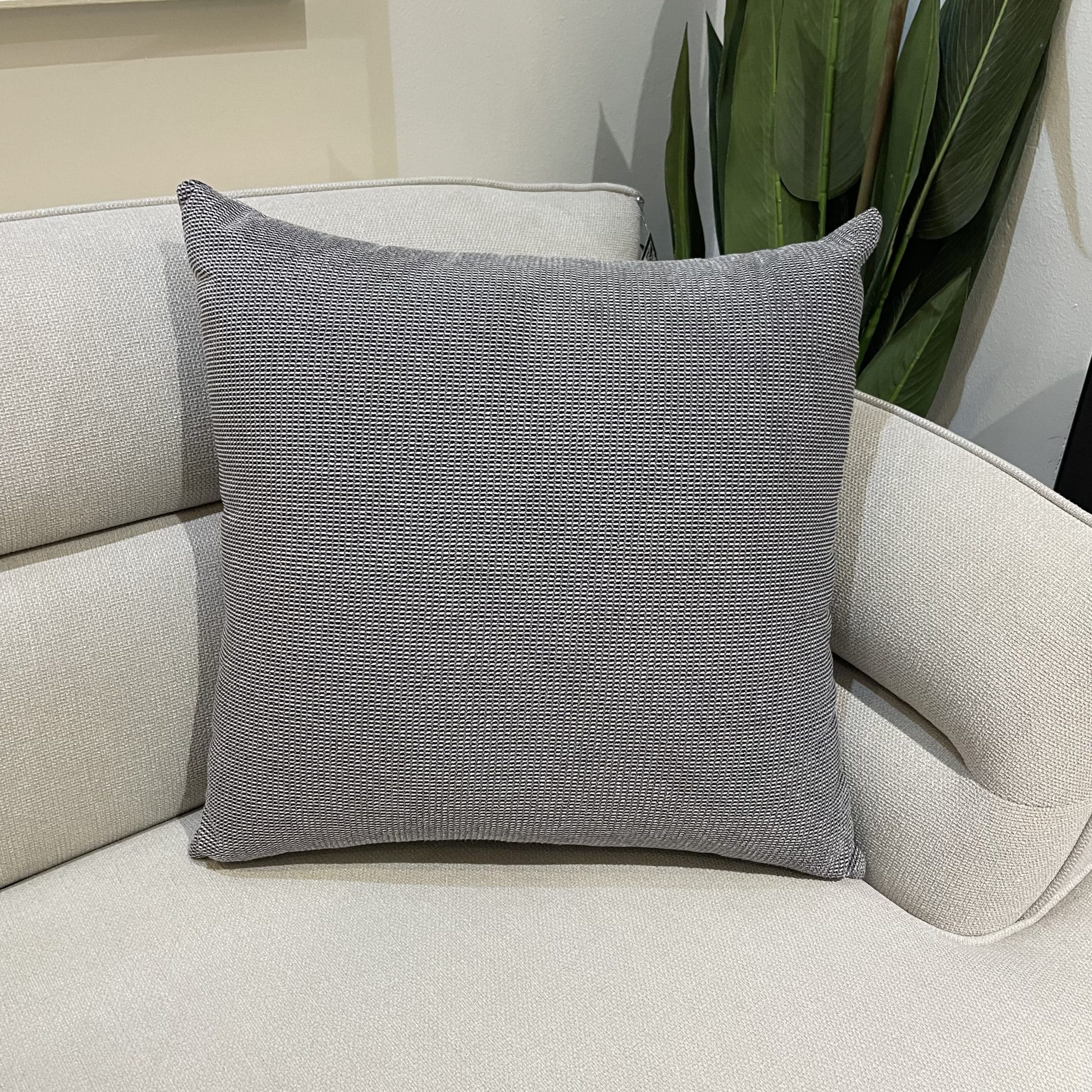 כרית נוי מרובעת וולי 50/50 - אחרונה!