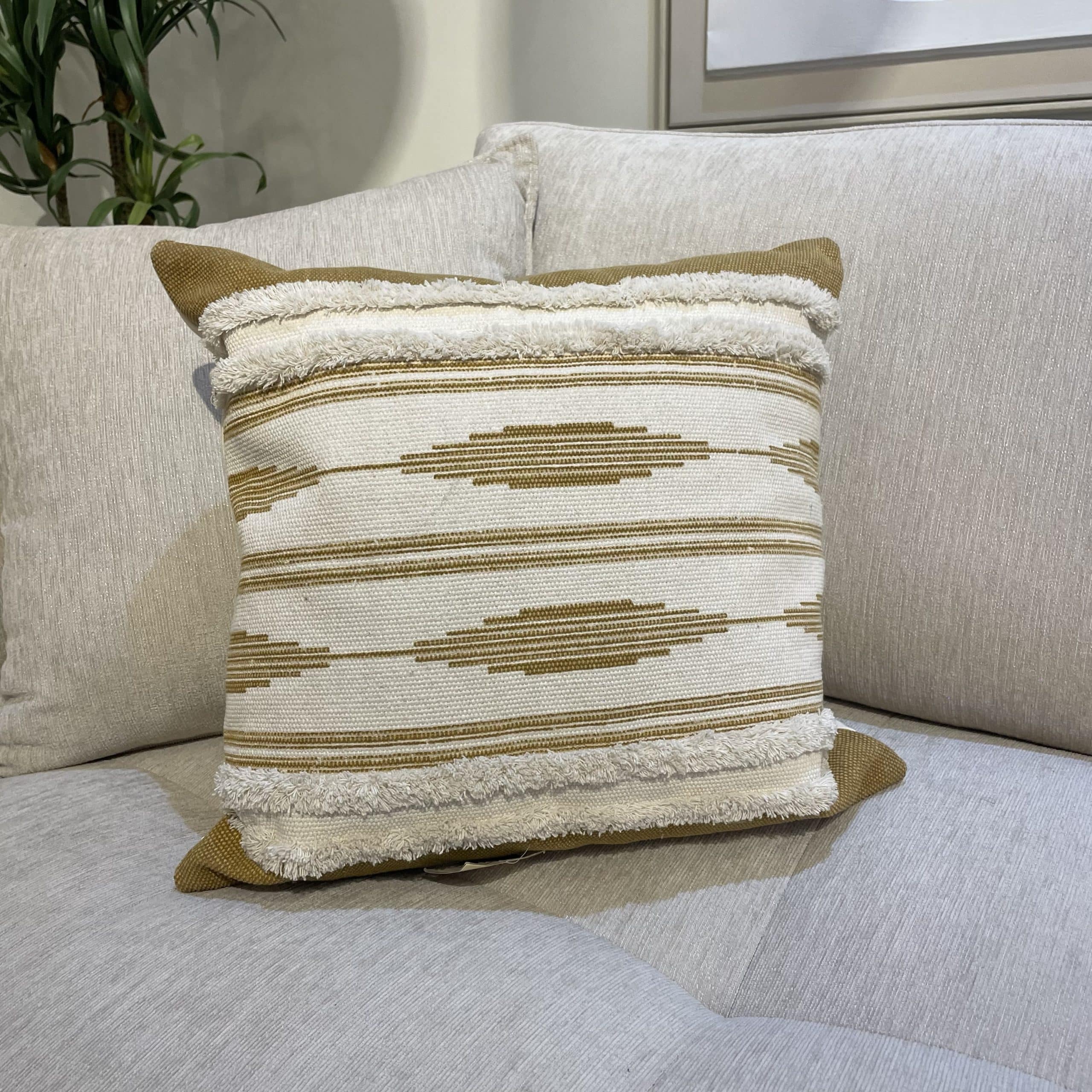 כרית מרובעת גאלרי שמנת חרדל 45/45 - אחרונה !