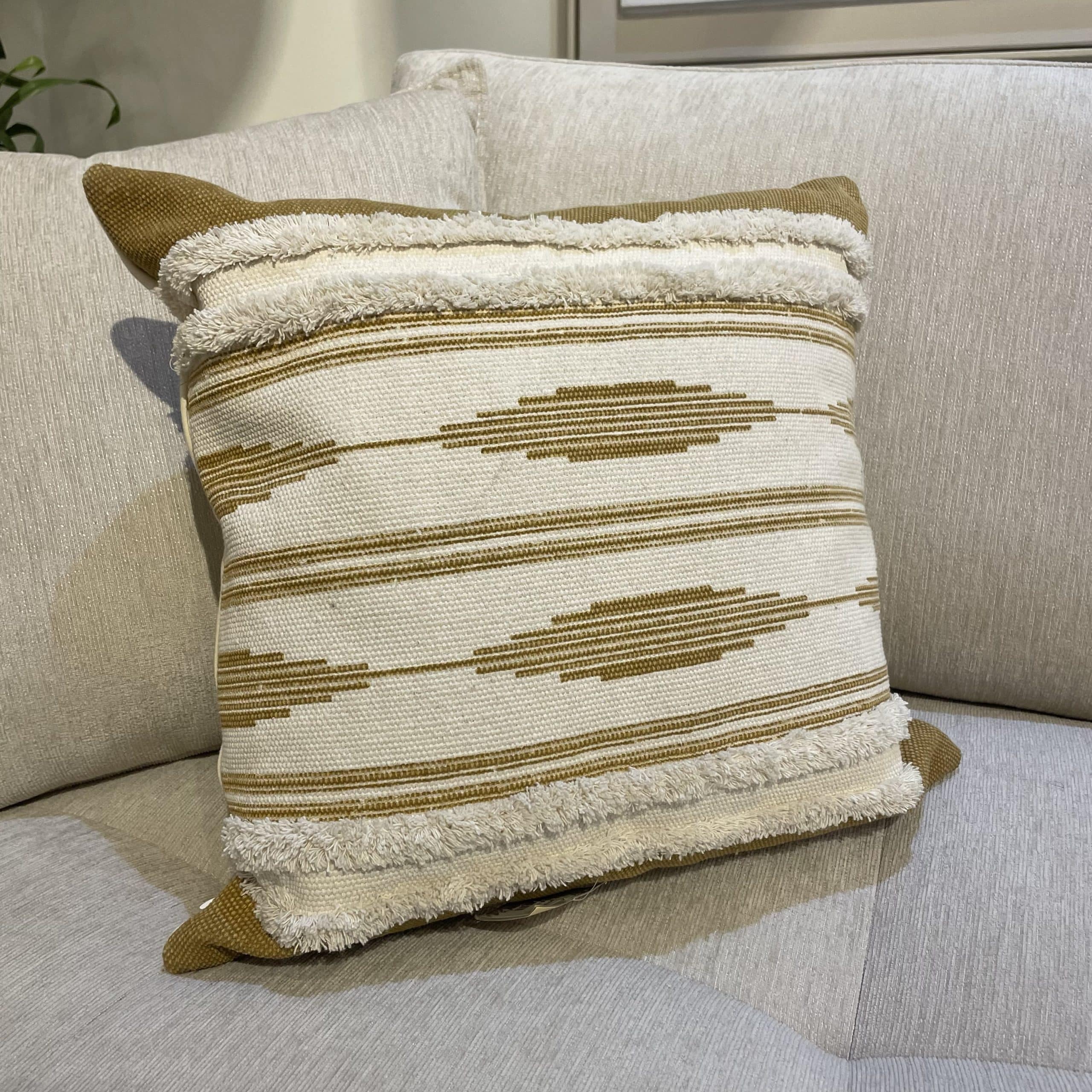 כרית מרובעת גאלרי שמנת חרדל 45/45 - אחרונה !