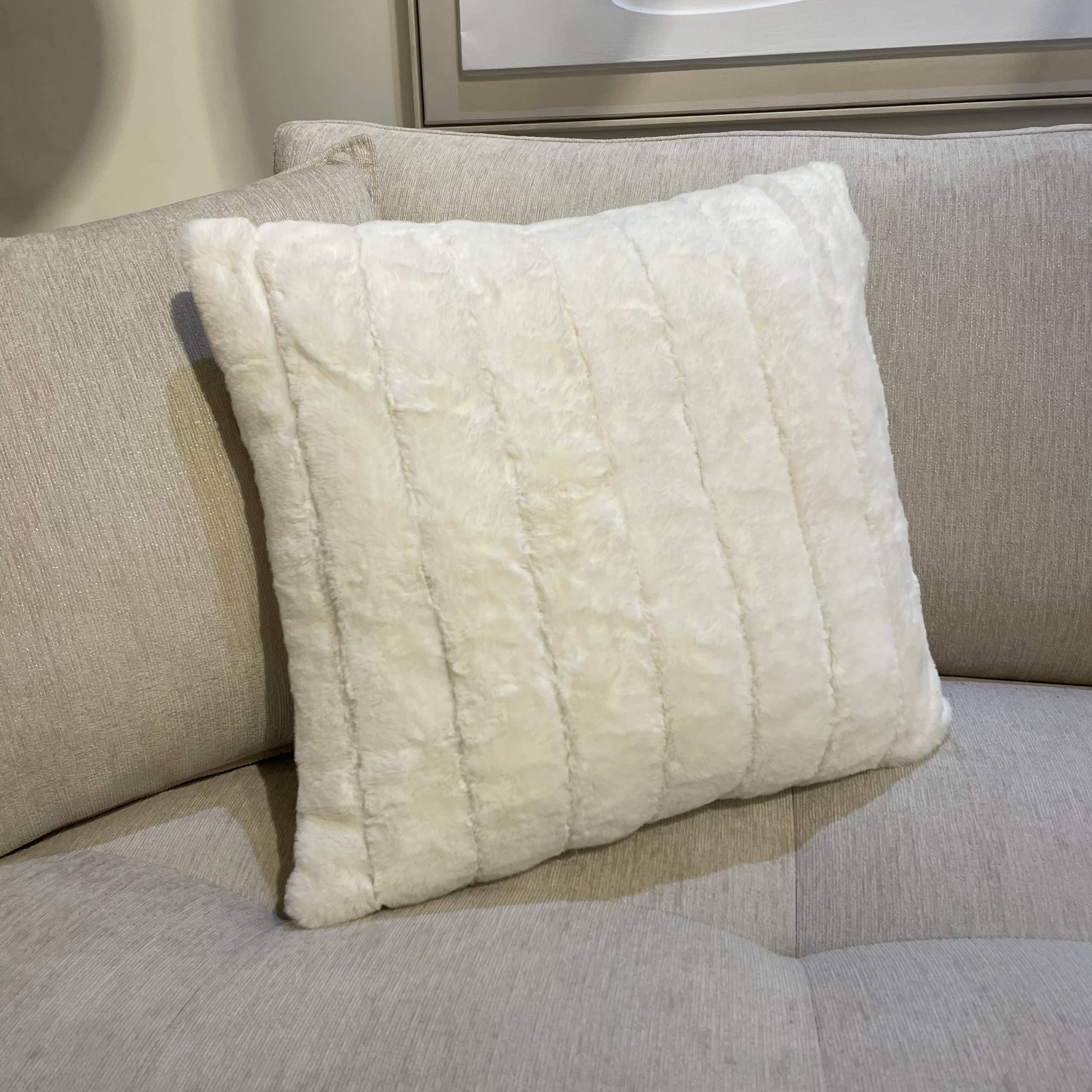 כרית מעוצבת  סטריפס בז׳ מרובעת דגם פלור