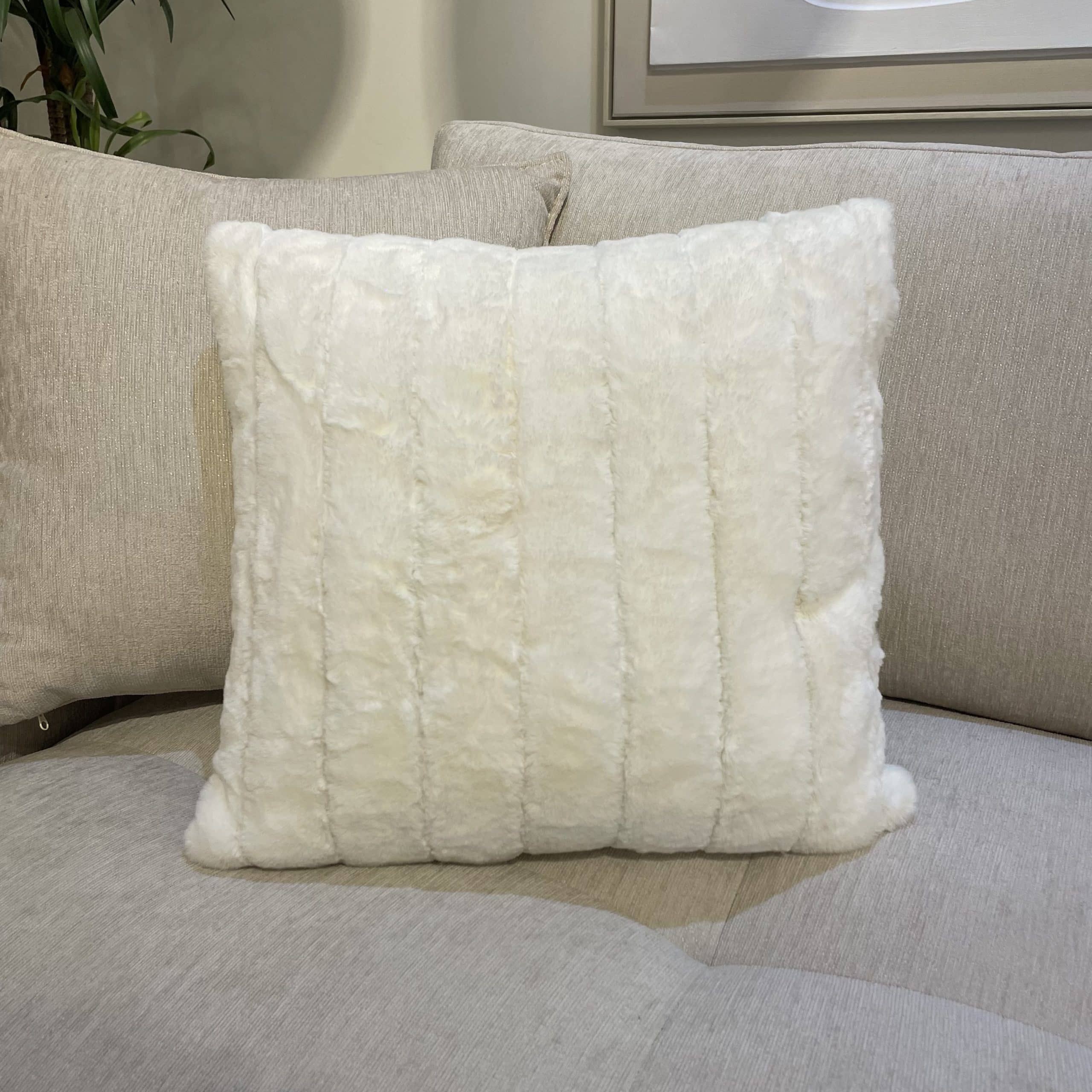 כרית מעוצבת  סטריפס בז׳ מרובעת דגם פלור