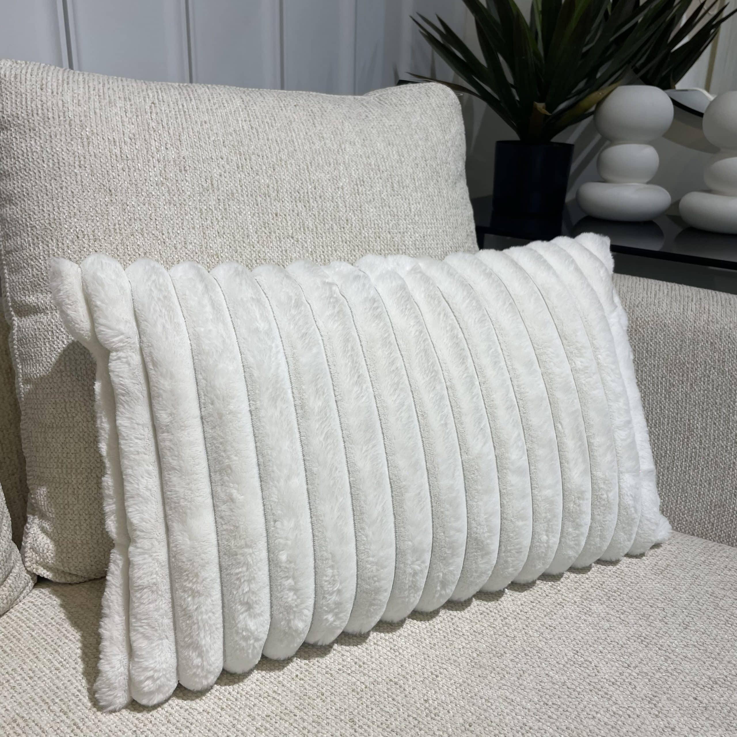 כרית טדי פסים דקים גוון בז׳ דגם פלור