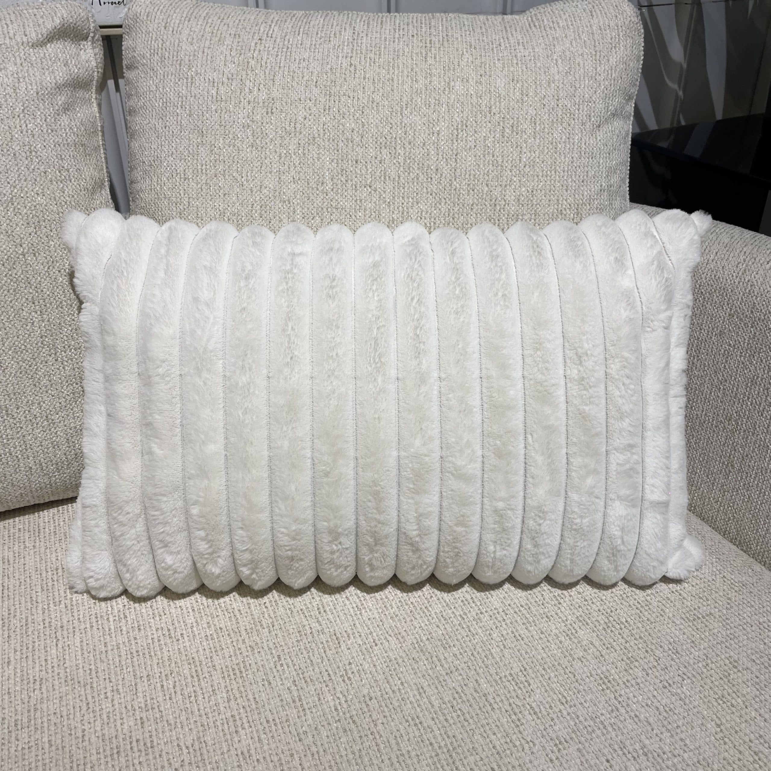 כרית טדי פסים דקים גוון בז׳ דגם פלור