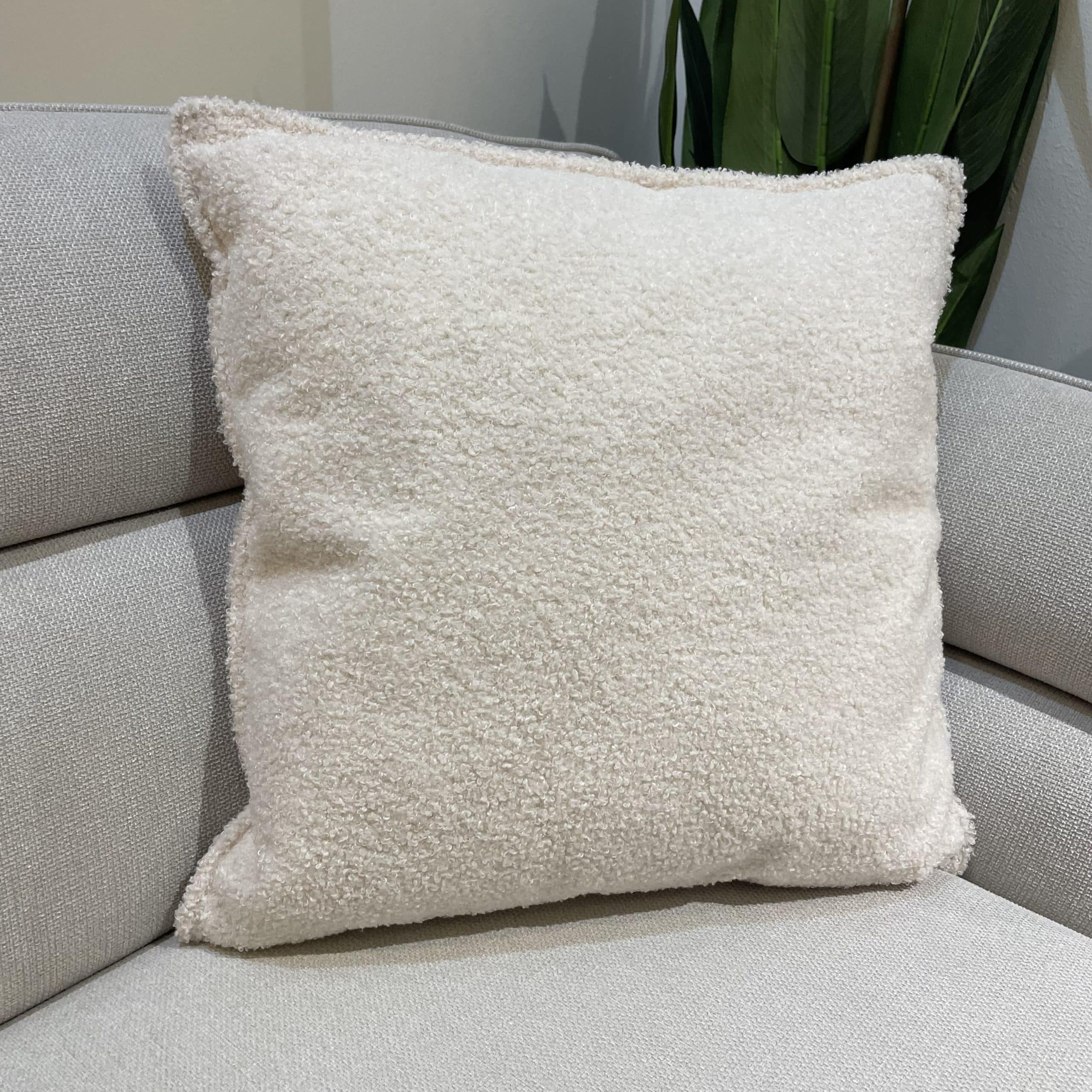 כרית נוי בוקלה שמנת דגם נויה 50/50 - אחרונה!