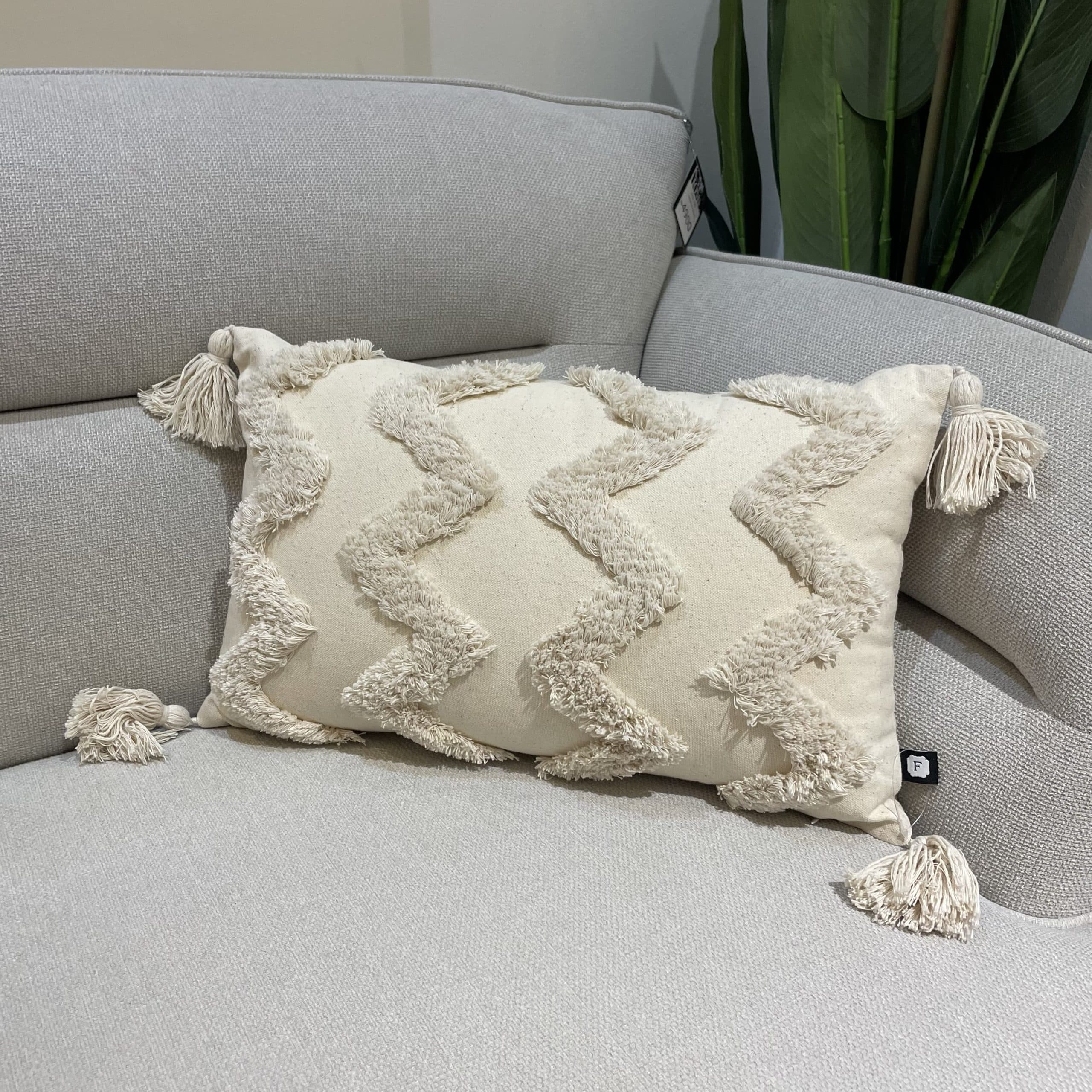 כרית נוי מלבנית זיג זג שמנת פלור 50/30 אחרונה!