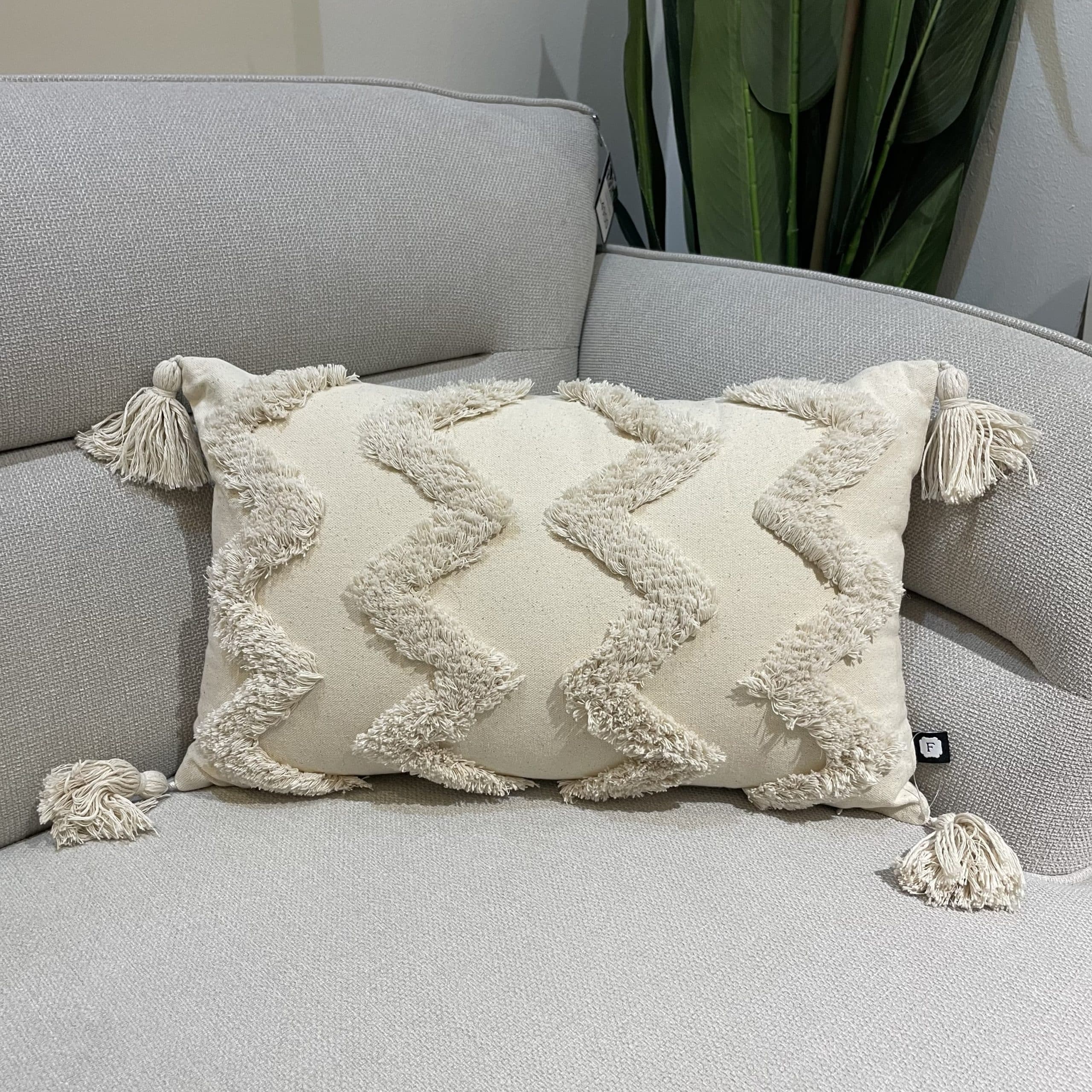 כרית נוי מלבנית זיג זג שמנת פלור 50/30 אחרונה!