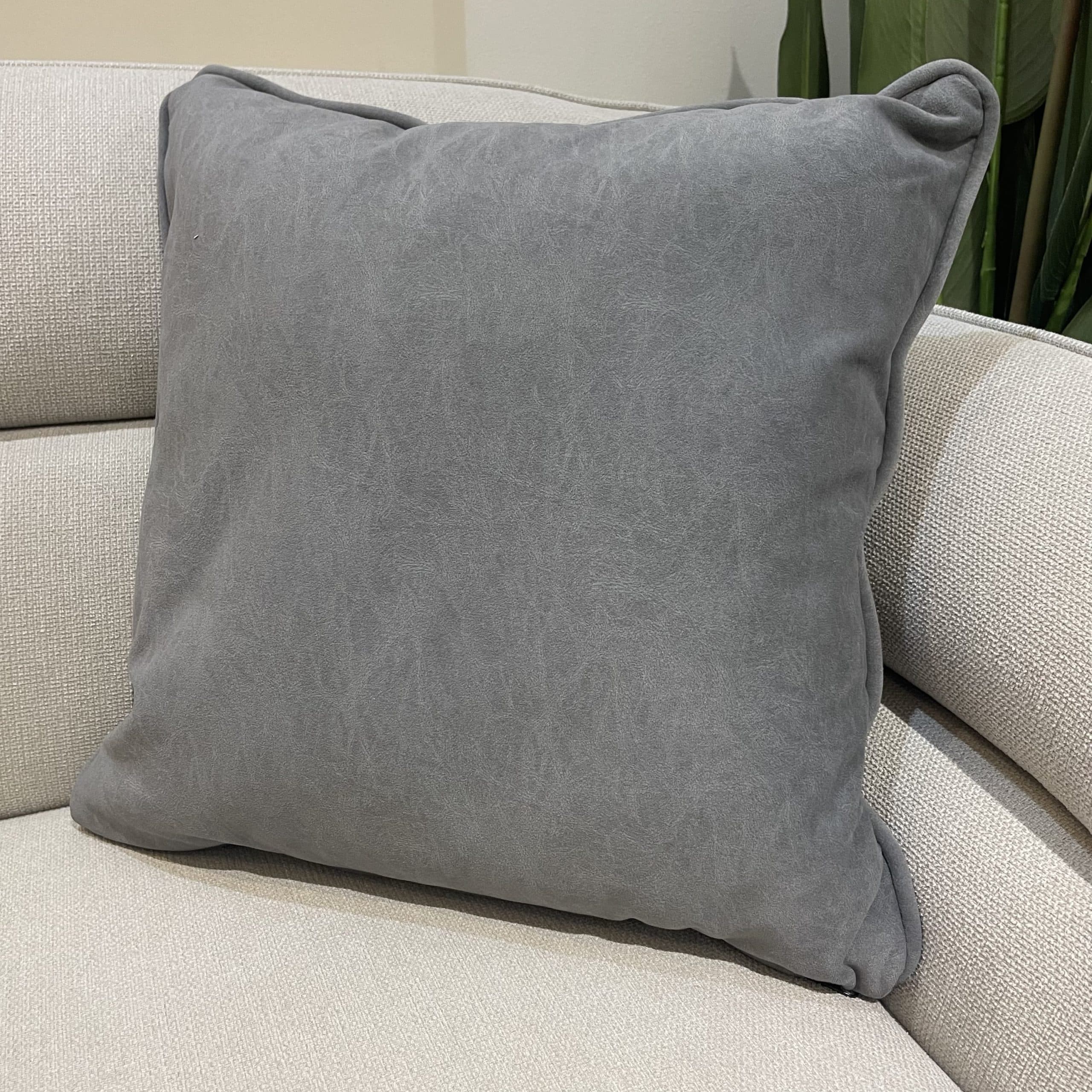 כרית נוי מרובעת טקסטורה אפורה 50/50 - אחרונה בחיסול!