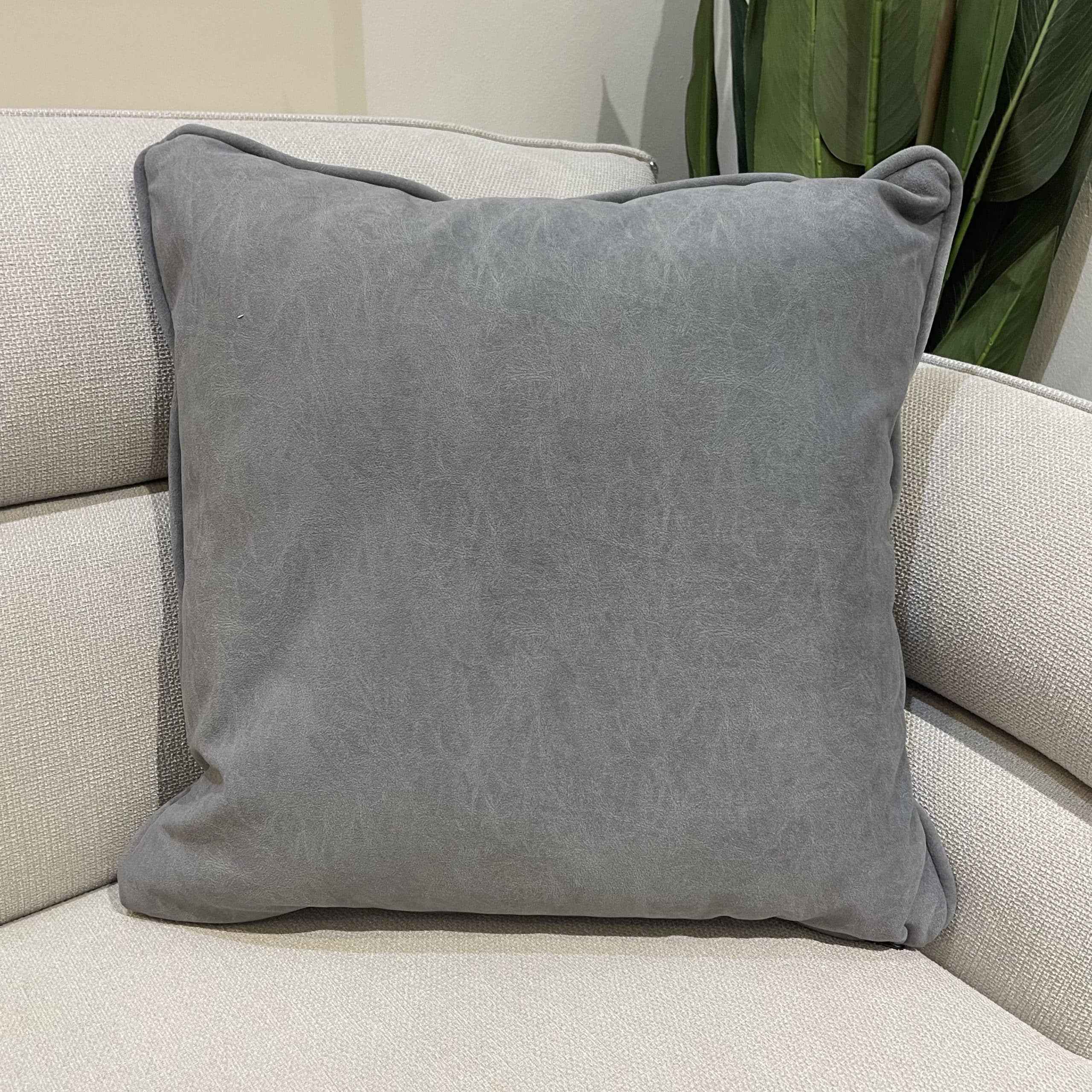 כרית נוי מרובעת טקסטורה אפורה 50/50 - אחרונה בחיסול!